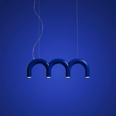Lampada a sospensione contemporanea 'Arch Triplette' di Oblure, Blu