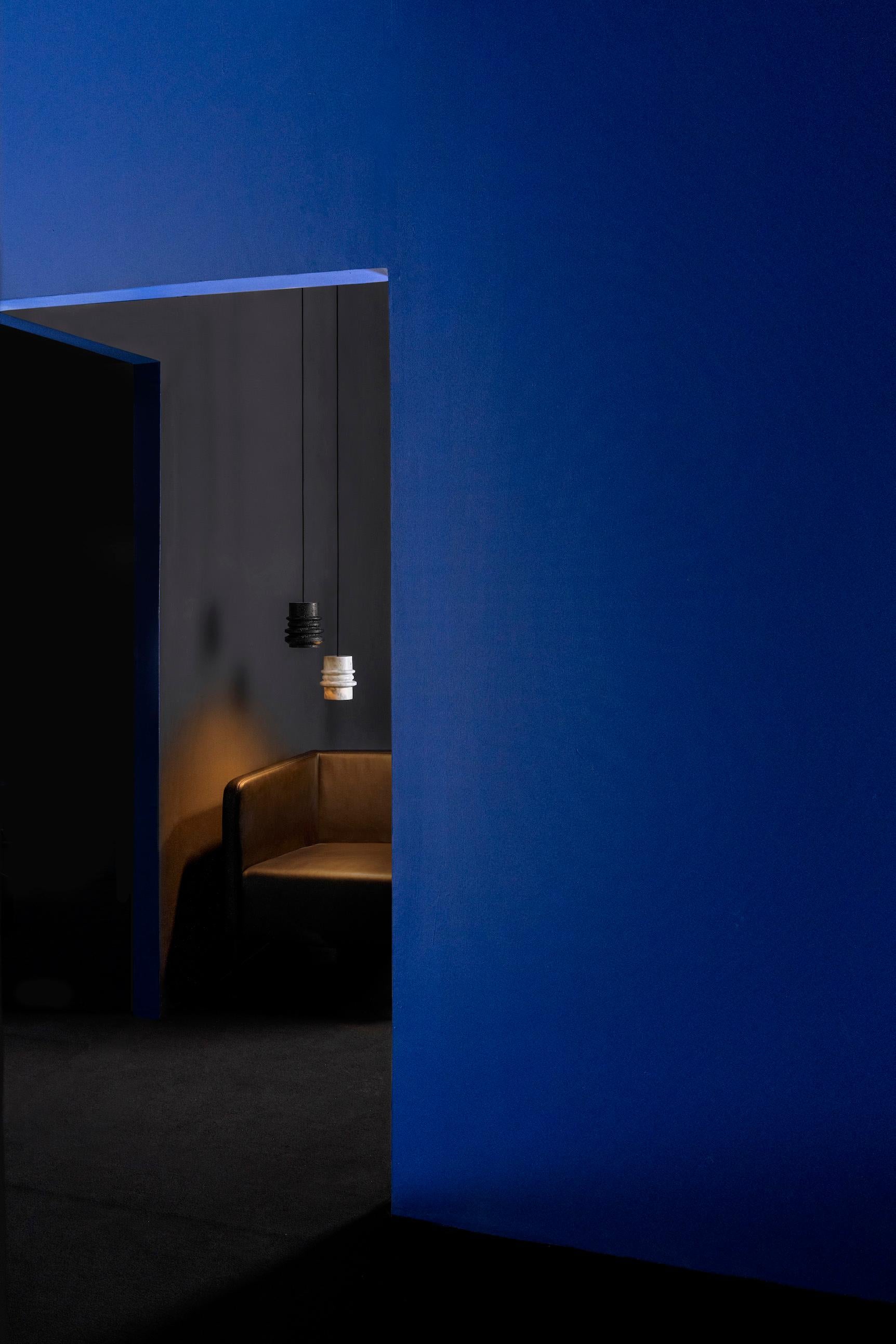 Aluminium Lampe suspendue Contemporary 'Circle' en Black Lava Stone en vente
