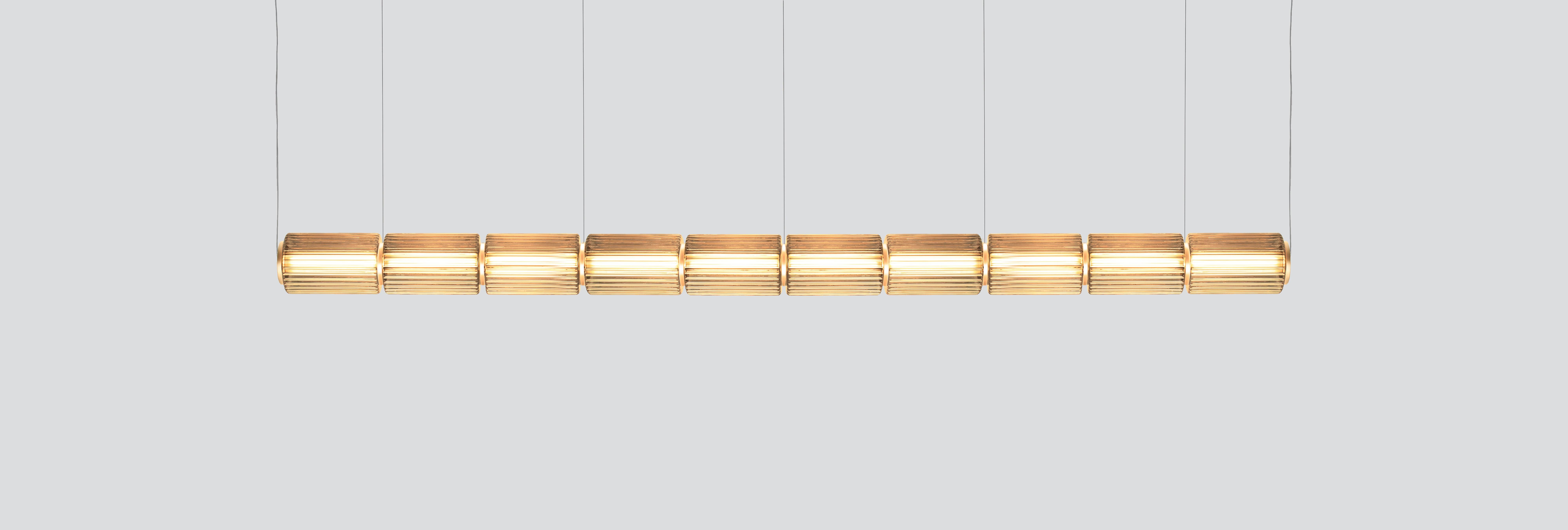 Lámpara Colgante Contemporánea 'Columna' 175 
Diseñador: Lukas Peet

Eléctrico : 
Tensión: 110-120V, 220-240V, 110-277V 
Lámpara: 12W 24V DC LED 

El modelo que aparece en la imagen principal: COL-175-10-P-H
- Tamaño : 285cm Longitud / Ø 17,5cm 7