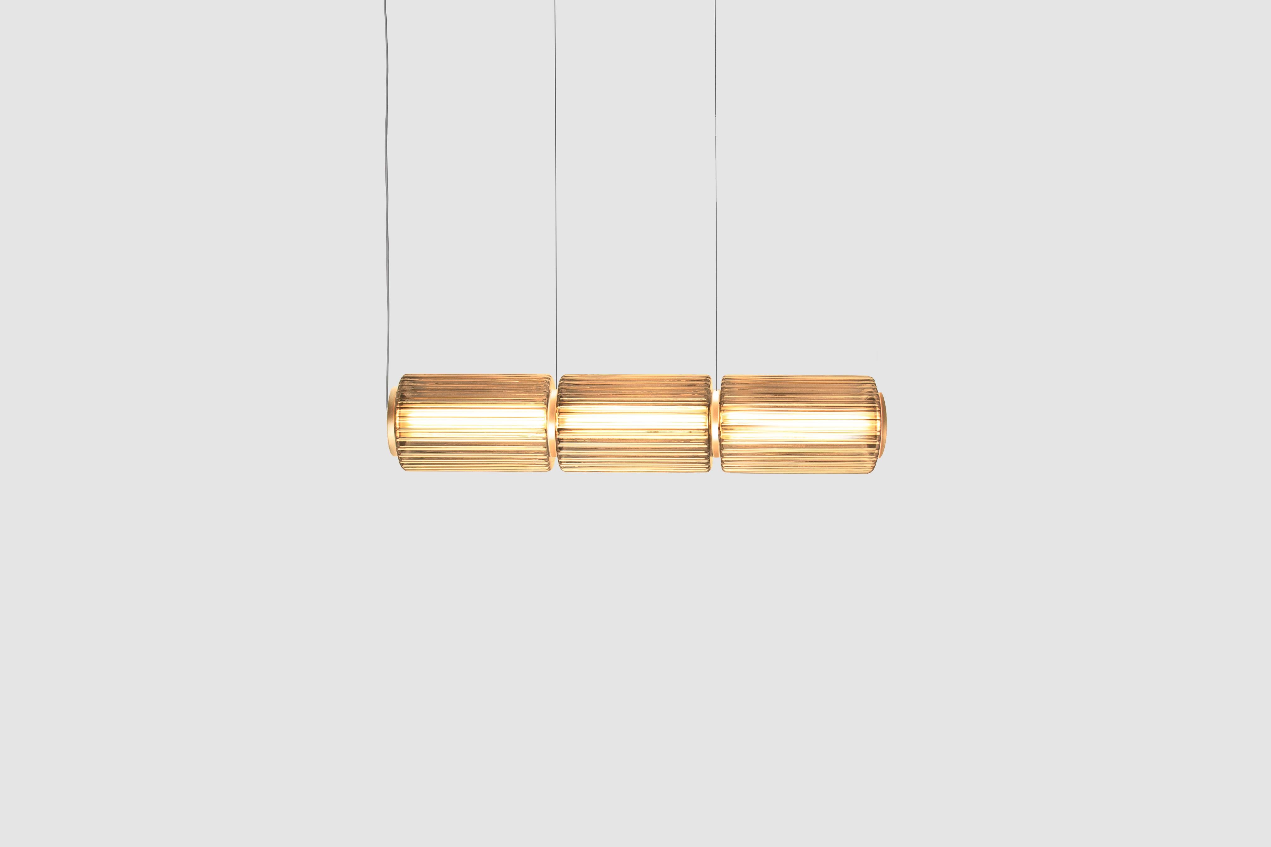 Lampada a sospensione contemporanea 'Column' 175 
Designer: Lukas Peet

Elettrico : 
Tensione: 110-120V, 220-240V, 110-277V 
Lampada: 12W 24V DC LED 

Il modello mostrato nell'immagine principale: COL-175-3-P-H
- Dimensioni: 86,5 cm di lunghezza / Ø