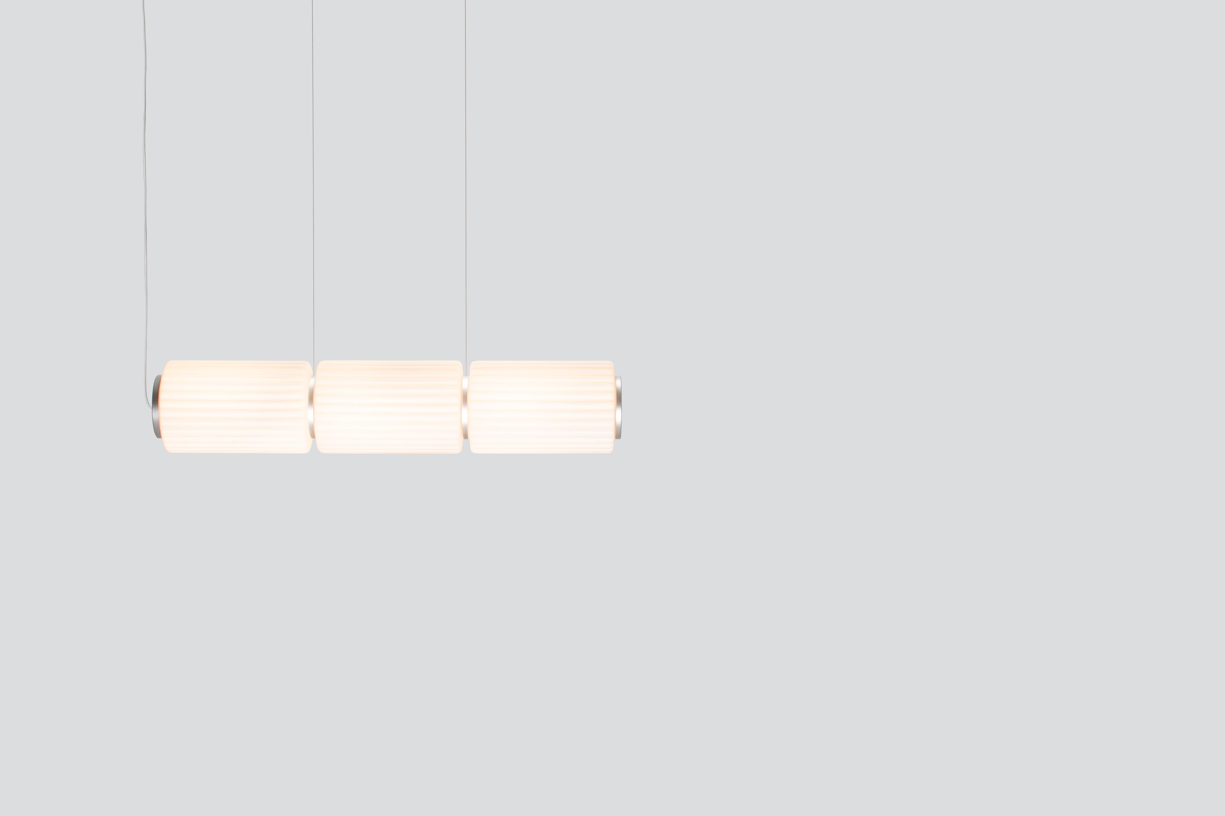 Lampada a sospensione contemporanea 'Column' 175 
Designer: Lukas Peet

Elettrico : 
Tensione: 110-120V, 220-240V, 110-277V 
Lampada: 12W 24V DC LED 

Il modello mostrato nell'immagine principale: COL-175-3-P-H
- Dimensioni: 86,5 cm di lunghezza / Ø