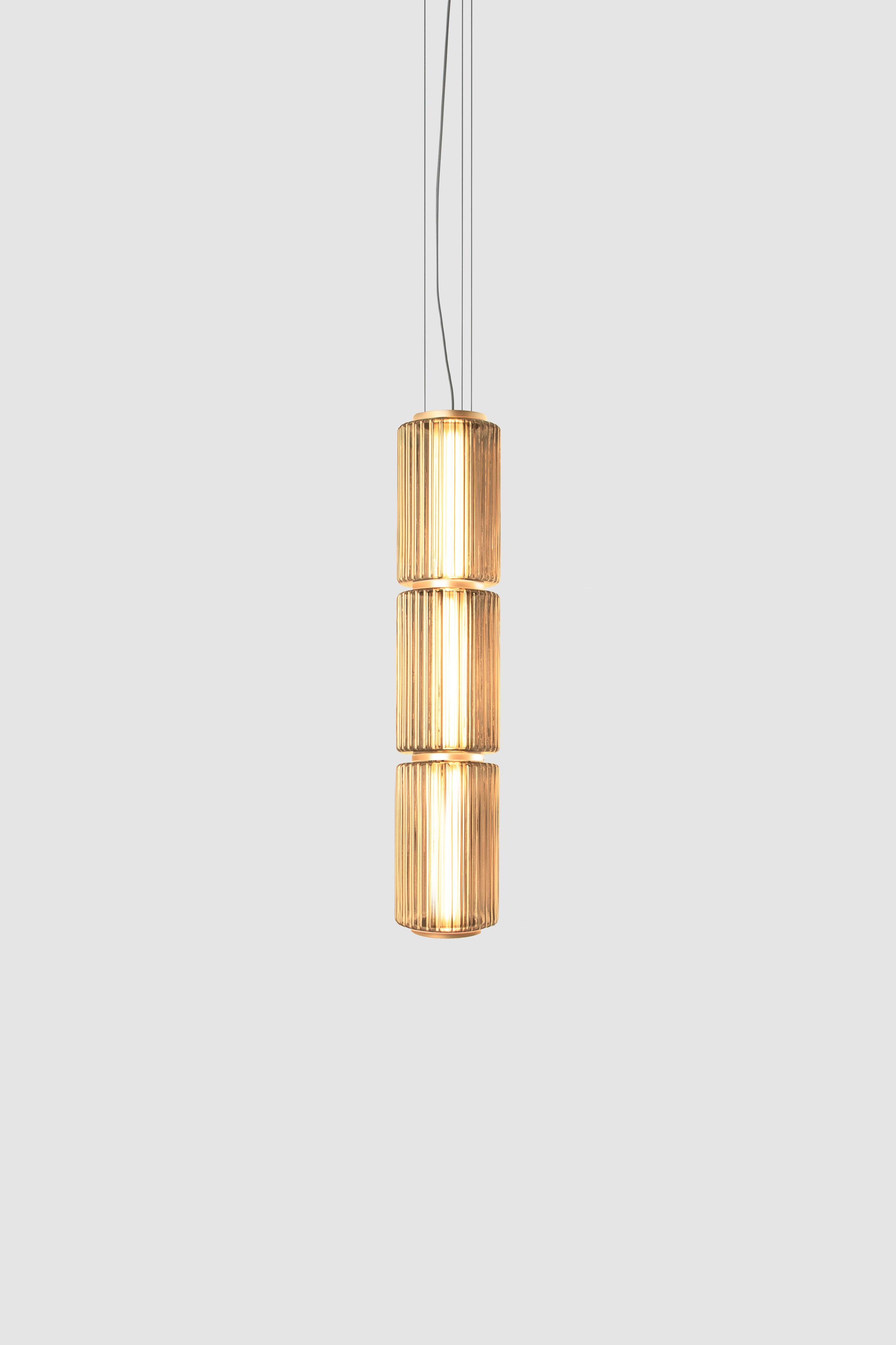 Lámpara Colgante Contemporánea 'Columna' 175 
Diseñador: Lukas Peet

Eléctrico : 
Tensión: 110-120V, 220-240V, 110-277V 
Lámpara: 12W 24V DC LED 

El modelo que aparece en la imagen principal: COL-175-3-P-V
- Tamaño : 86,5cm 34
