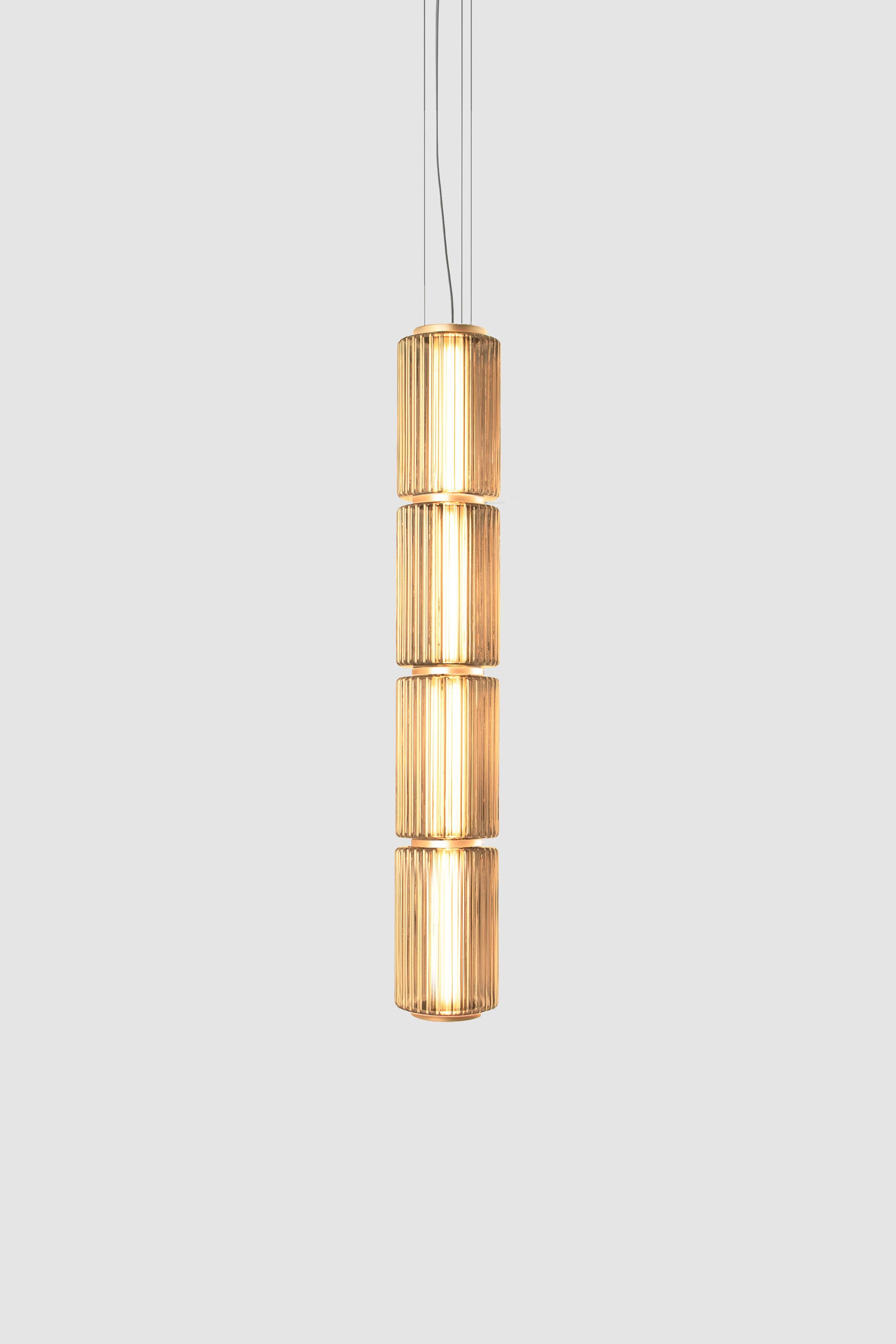 Lámpara Colgante Contemporánea 'Columna' 175 
Diseñador: Lukas Peet

Eléctrico : 
Tensión: 110-120V, 220-240V, 110-277V 
Lámpara: 12W 24V DC LED 

El modelo que aparece en la imagen principal: COL-175-3-P-V
- Tamaño : 115cm 45.25