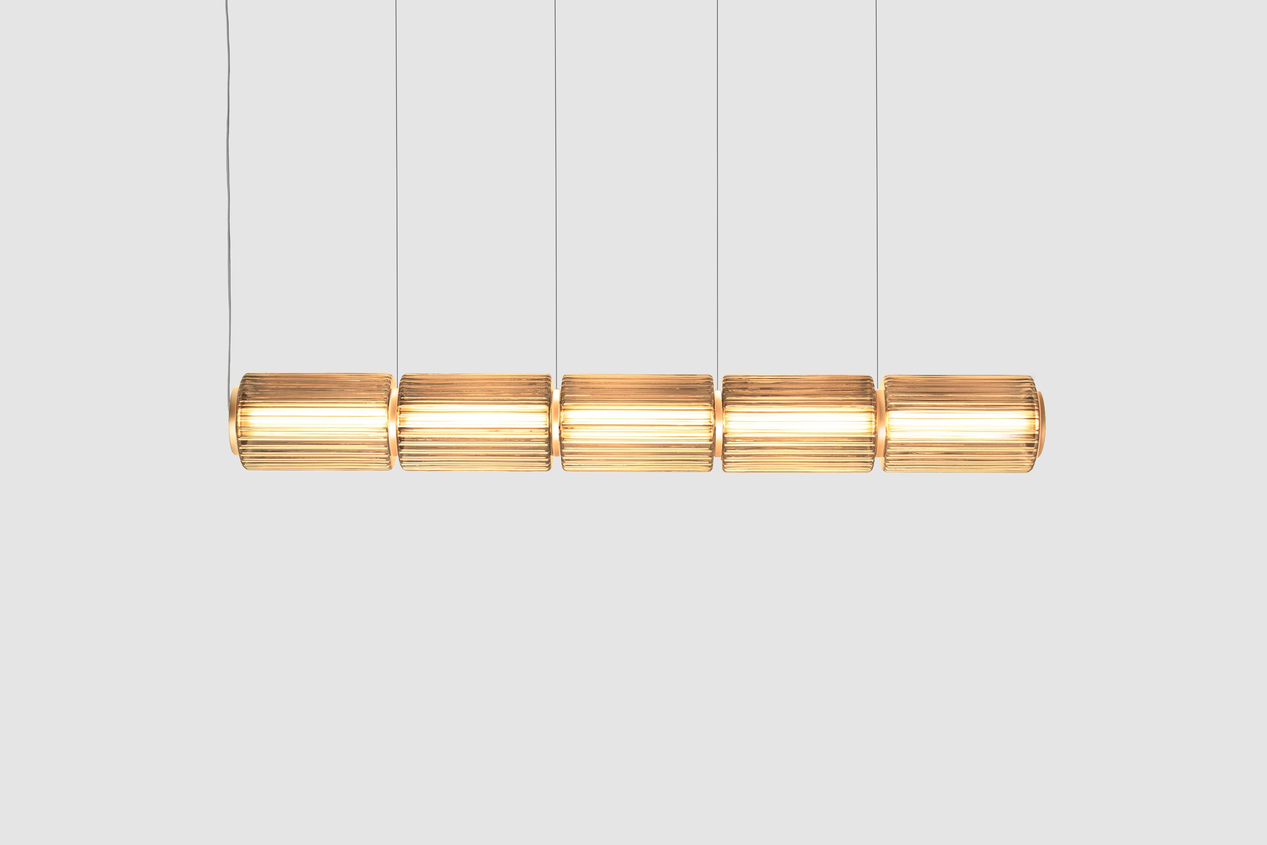Lampada a sospensione contemporanea 'Column' 175 
Designer: Lukas Peet

Elettrico : 
Tensione: 110-120V, 220-240V, 110-277V 
Lampada: 12W 24V DC LED 

Il modello mostrato nell'immagine principale: COL-175-3-P-H
- Dimensioni: 115cm 45.25