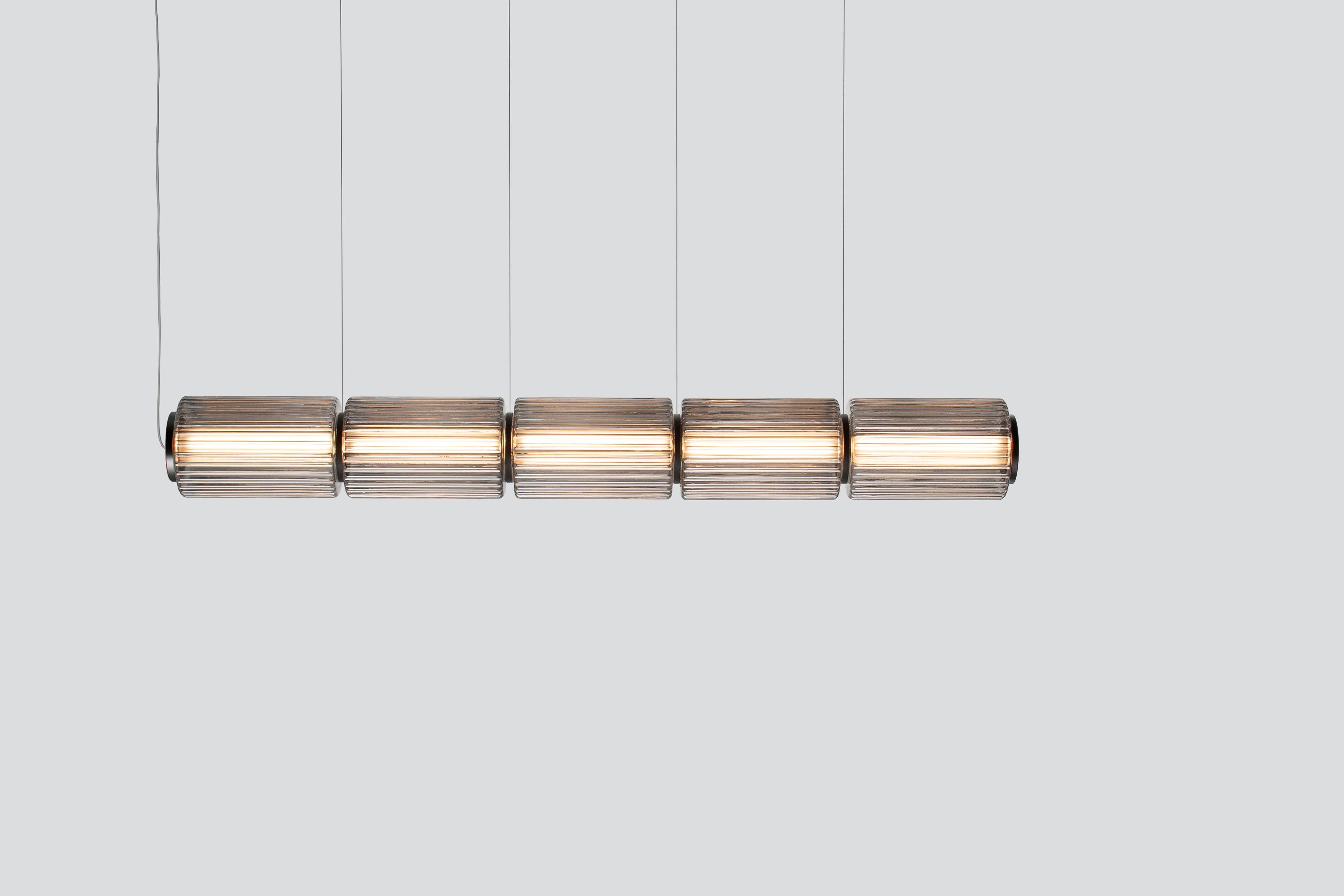 Lampe suspendue contemporaine 'Column' 175 
Designer : Lukas Peet

Électricité : 
Tension : 110-120V, 220-240V, 110-277V 
Lampe : 12W 24V DC LED 

Le modèle présenté dans l'image principale : COL-175-3-P-H
- Taille : 115cm 45.25