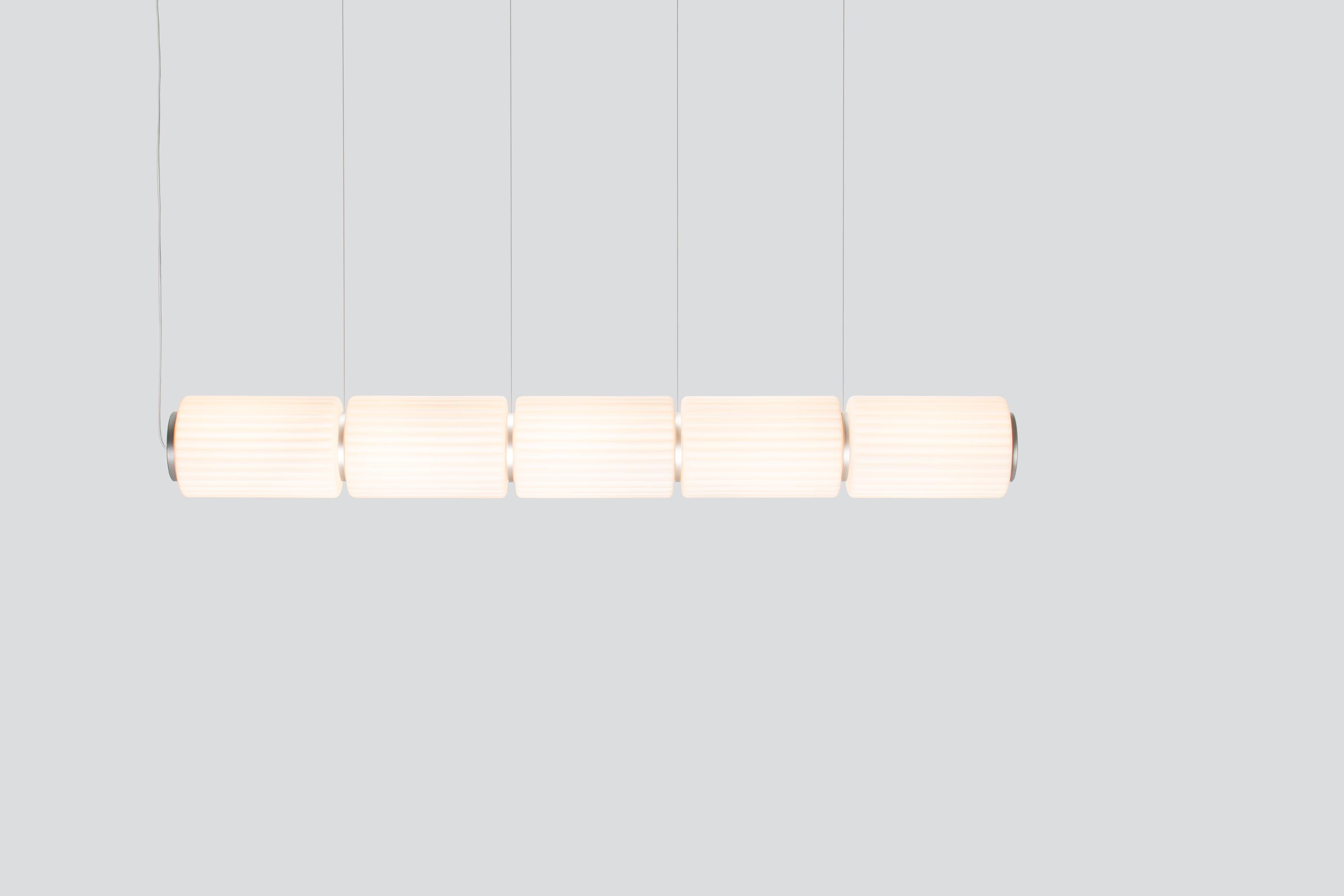 Lampada a sospensione contemporanea 'Column' 175 
Designer: Lukas Peet

Elettrico : 
Tensione: 110-120V, 220-240V, 110-277V 
Lampada: 12W 24V DC LED 

Il modello mostrato nell'immagine principale: COL-175-3-P-H
- Dimensioni: 115cm 45.25