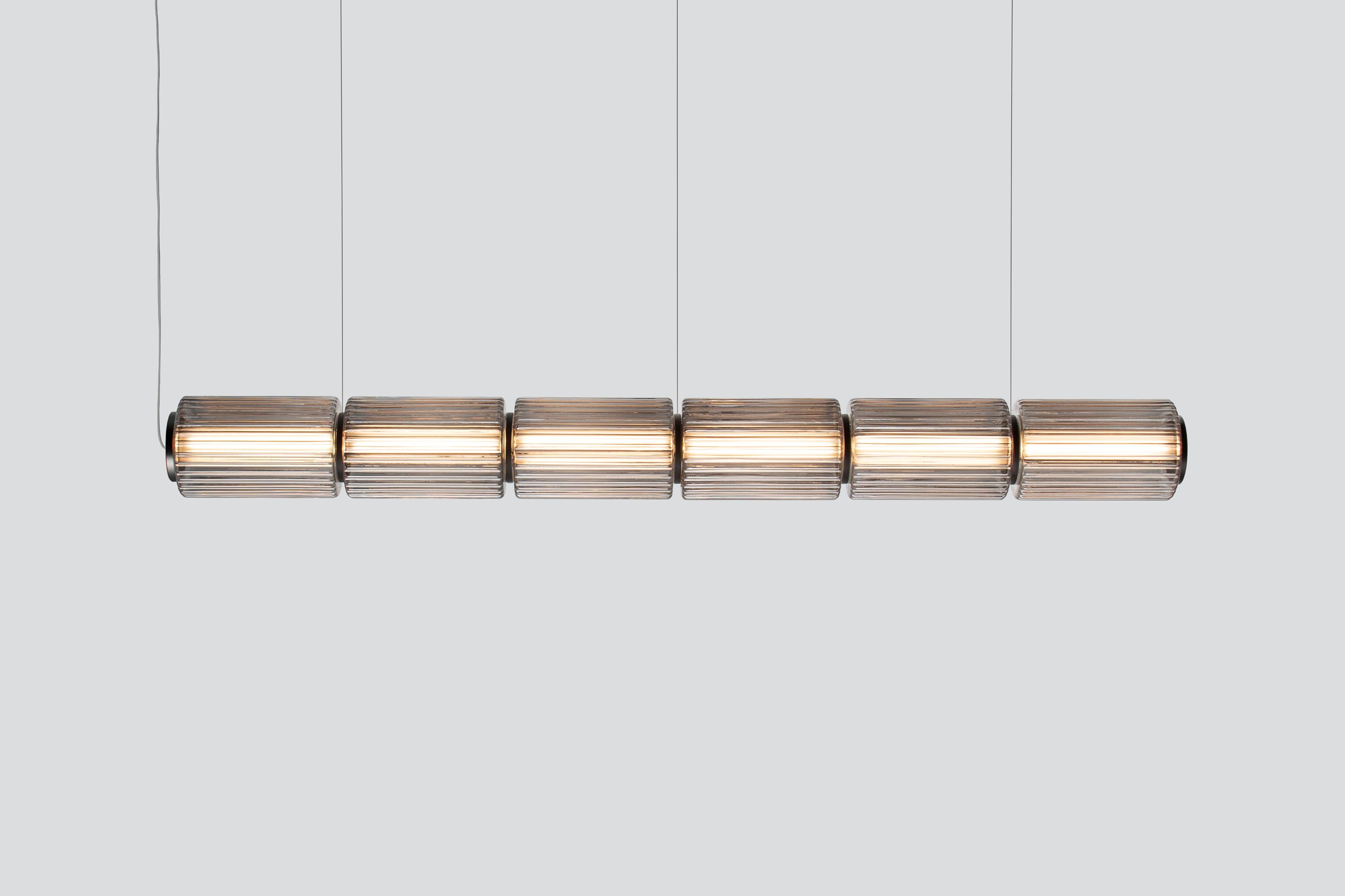 Zeitgenössische Pendelleuchte 'Column' 175 
Designer: Lukas Peet

Elektrisch : 
Spannung: 110-120V, 220-240V, 110-277V 
Leuchtmittel: 12W 24V DC LED 

Das im Hauptbild gezeigte Modell: COL-175-6-P-H
- Größe : 172cm Breite / Ø 17.5cm Höhe
-