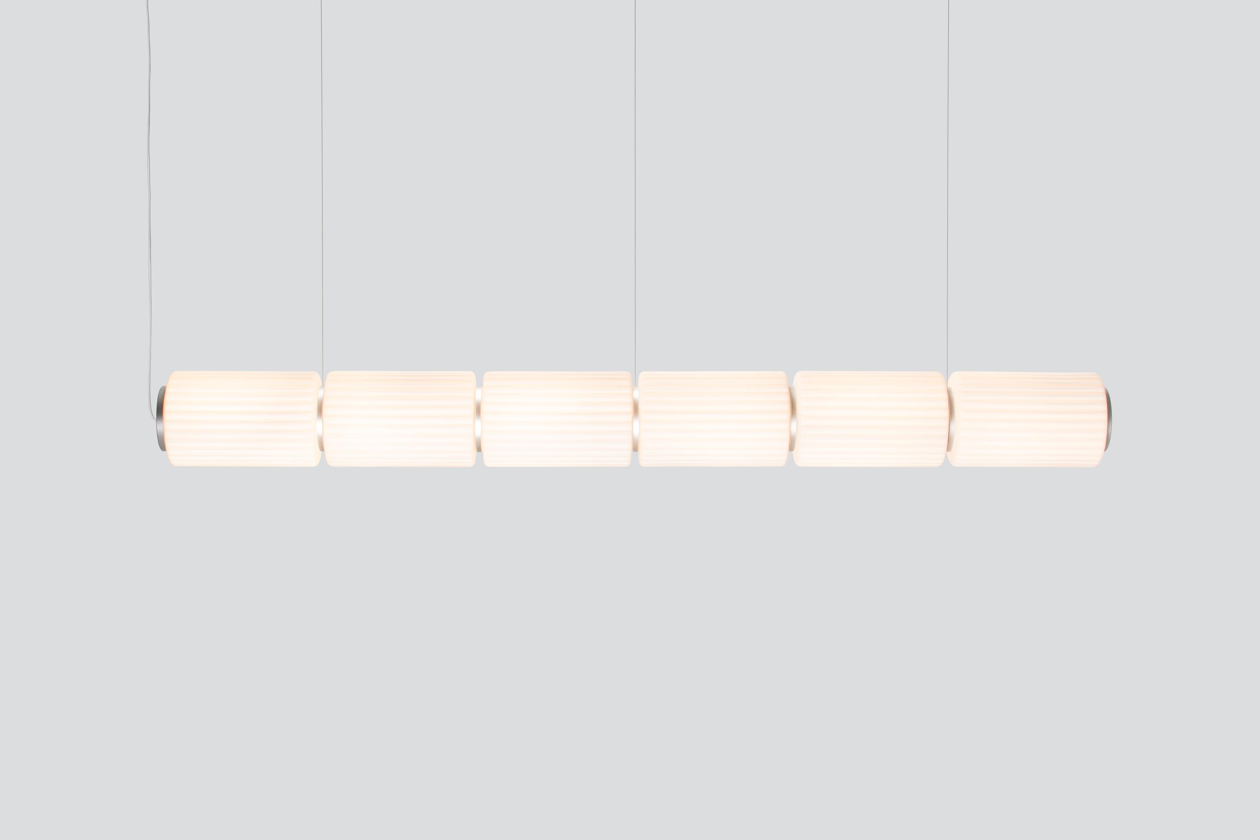 Lampada a sospensione contemporanea 'Column' 175 
Designer: Lukas Peet

Elettrico : 
Tensione: 110-120V, 220-240V, 110-277V 
Lampada: 12W 24V DC LED 

Il modello mostrato nell'immagine principale: COL-175-6-P-H
- Dimensioni: 172cm di lunghezza / Ø