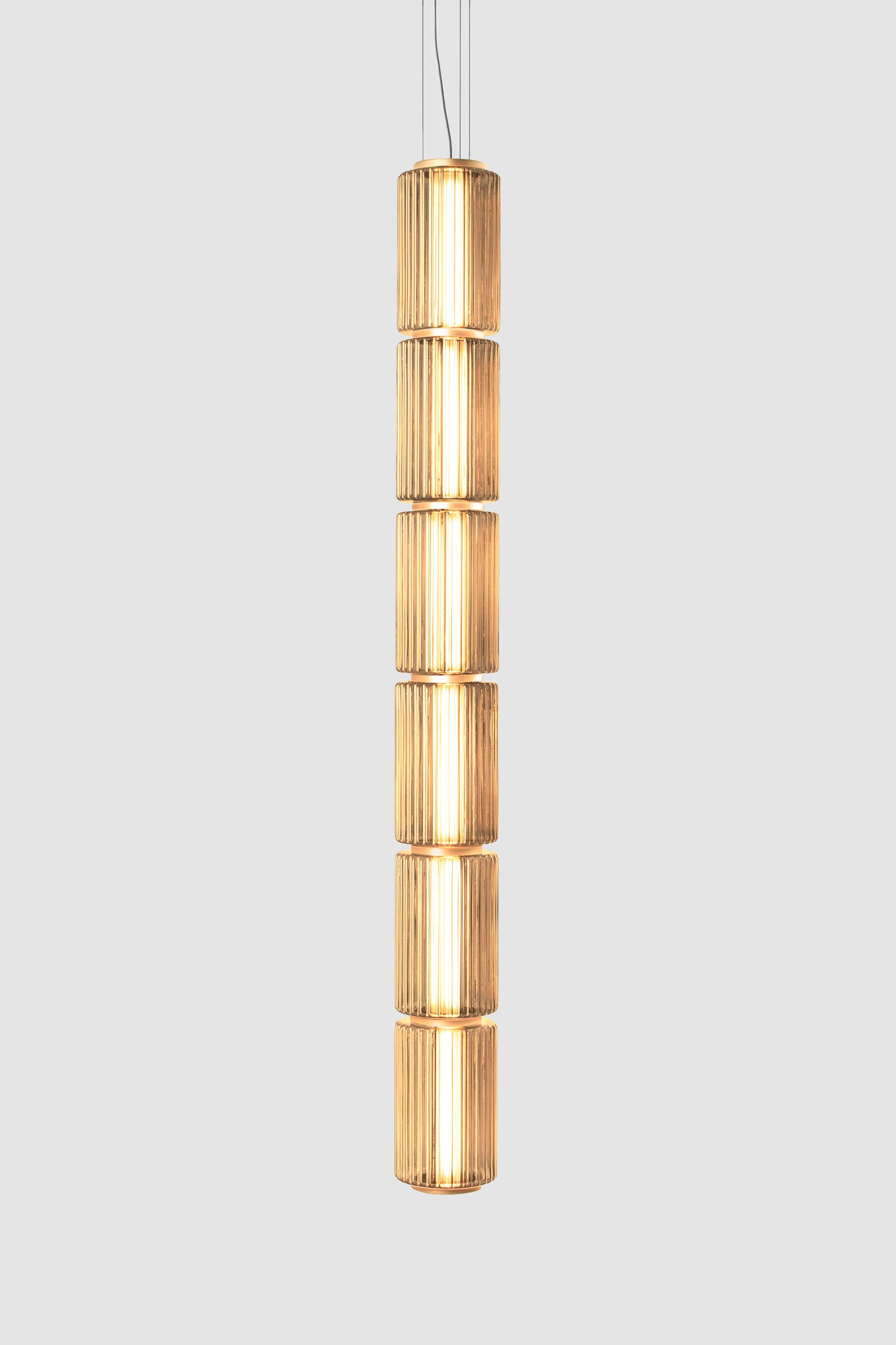 Lámpara Colgante Contemporánea 'Columna' 175 
Diseñador: Lukas Peet

Eléctrico : 
Tensión: 110-120V, 220-240V, 110-277V 
Lámpara: 12W 24V DC LED 

El modelo que aparece en la imagen principal: COL-175-6-P-V
- Tamaño : Largo 172cm / Ø 17,5cm 
-