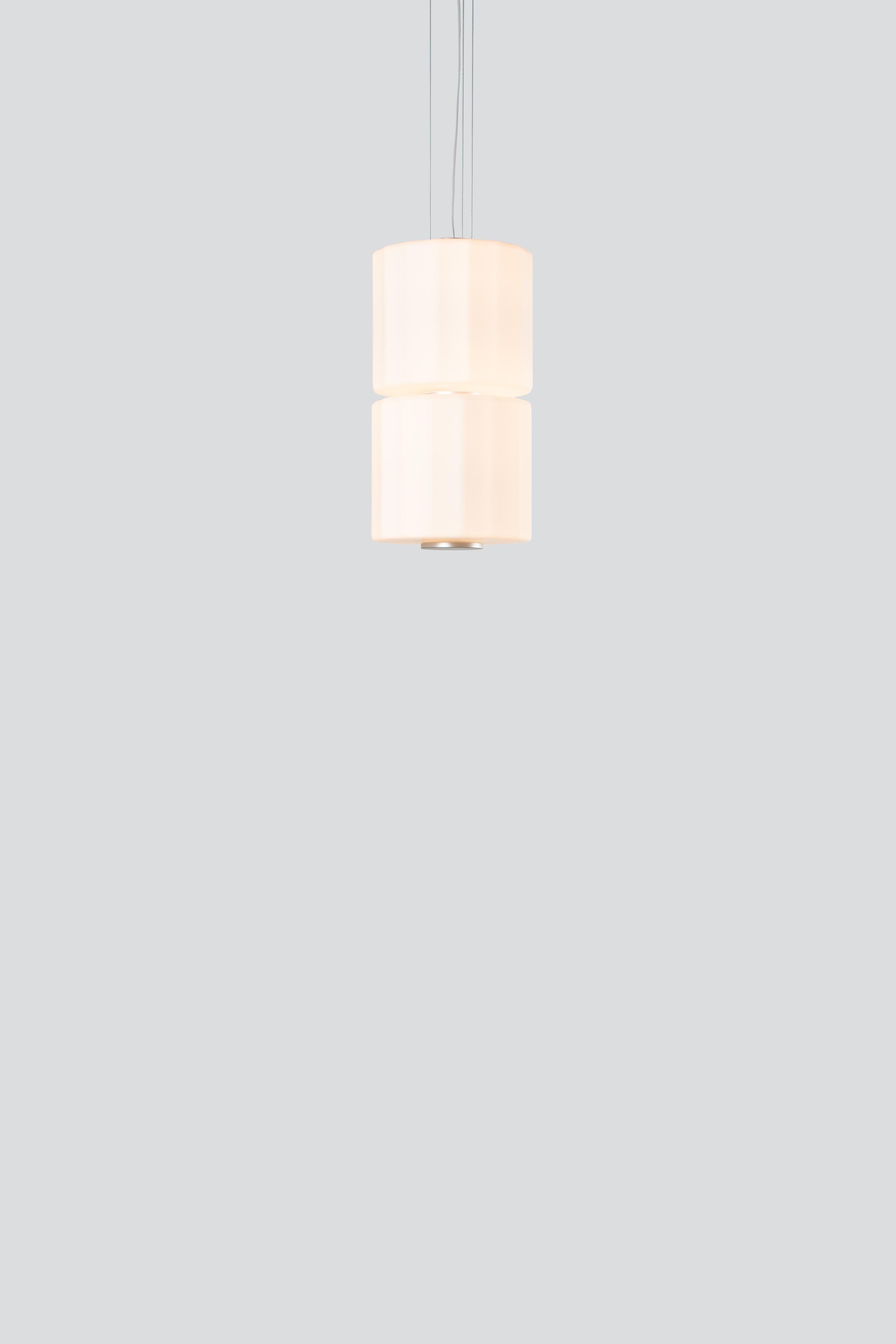 Lampada a sospensione contemporanea 'Column' 300 - 2 verticale, Avorio
Designer: Lukas Peet

Elettrico : 
Tensione: 110-120V, 220-240V, 110-277V 
Lampada: 12W 24V DC LED 

Il modello mostrato in foto:
- Diametro: 27,5 cm
- Finitura: Avorio
- Numero