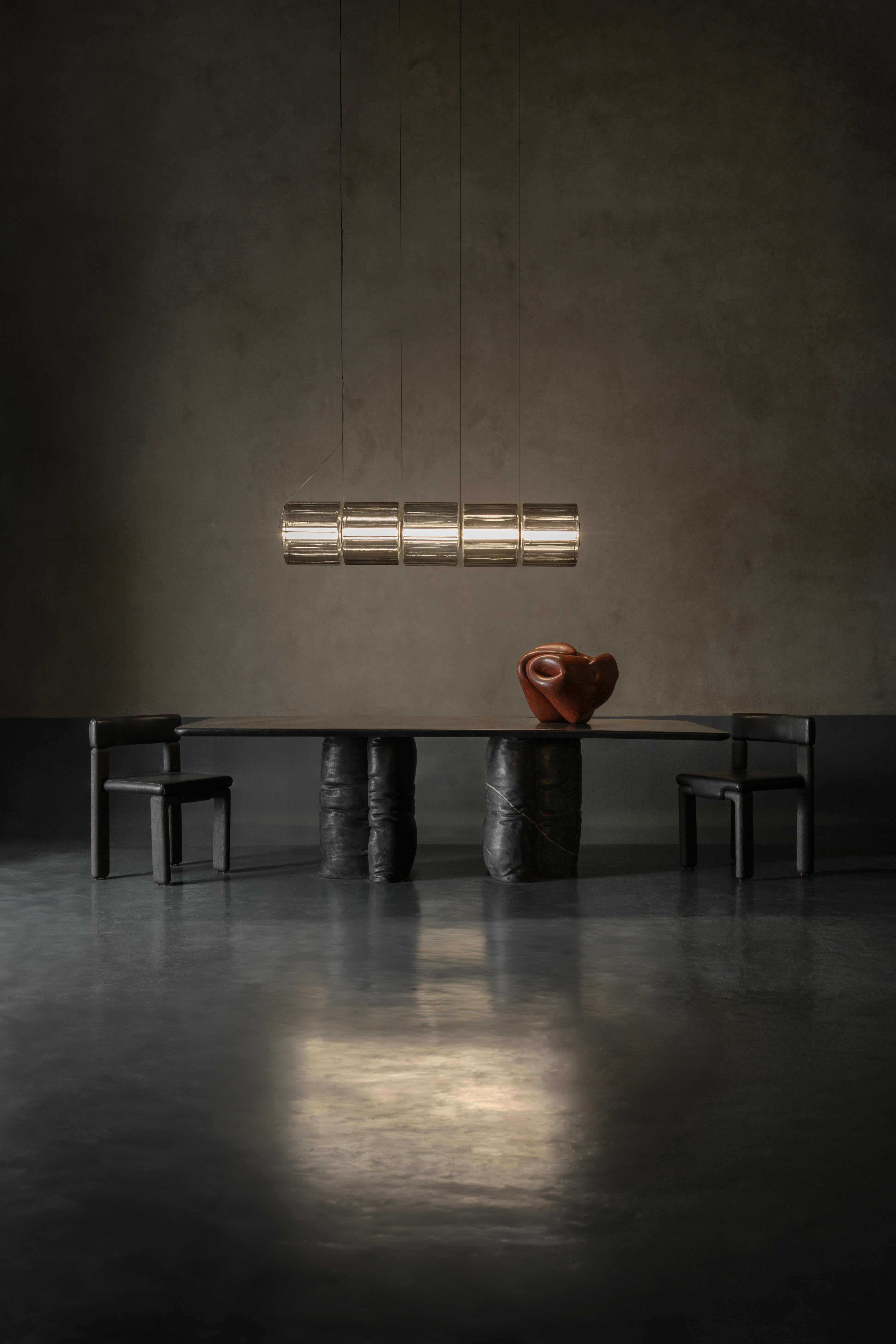 Lampe suspendue contemporaine 'Column' 300 - 4, Horizontal, Ivory
Designer : Lukas Peet

Électricité : 
Tension : 110-120V, 220-240V, 110-277V 
Lampe : 12W 24V DC LED 

Le modèle présenté dans l'image principale :
- Largeur : 115 cm
- Diamètre :