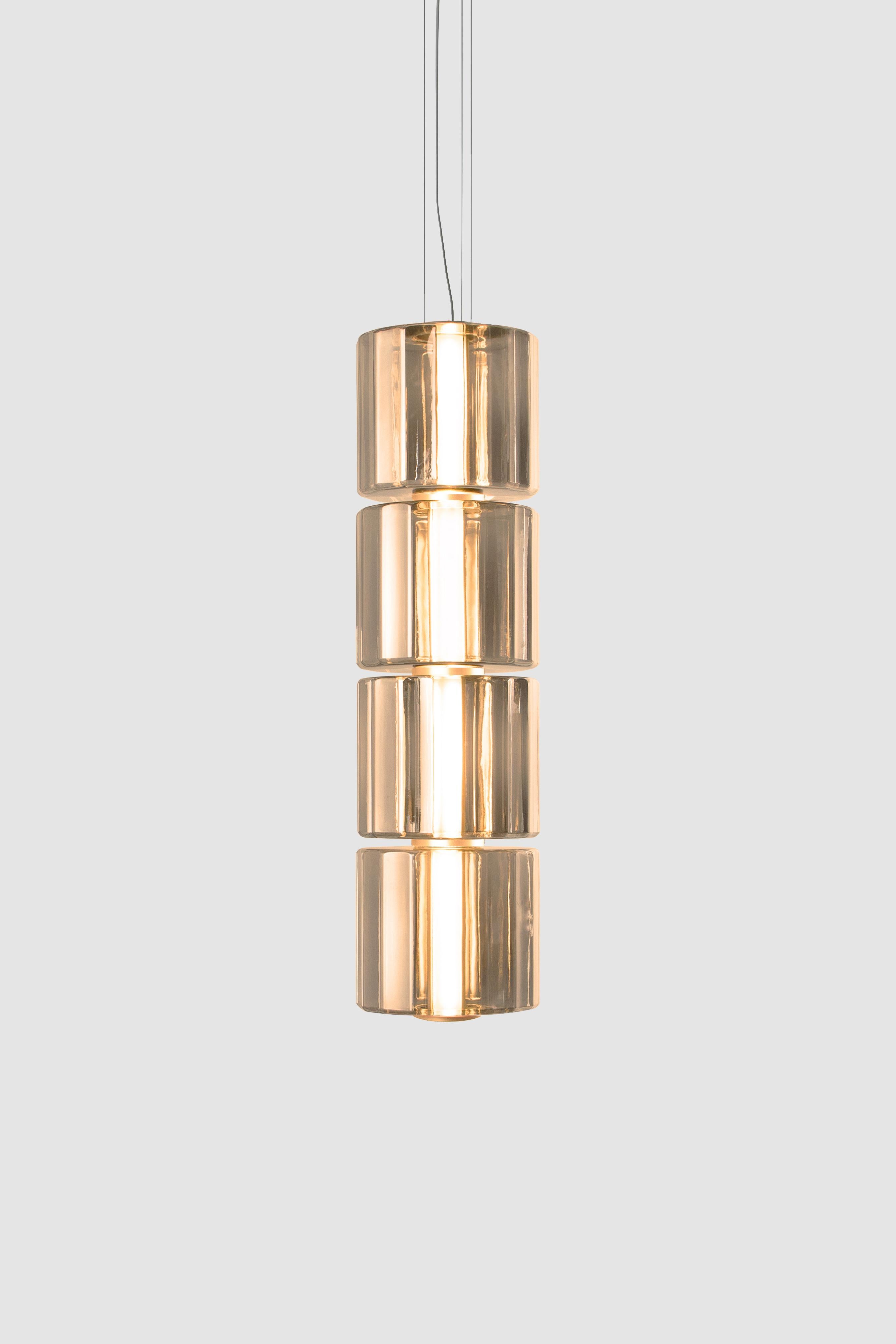 Lampada a sospensione contemporanea 'Column' 300 - 4, Verticale, Ambra
Designer: Lukas Peet

Elettrico : 
Tensione: 110-120V, 220-240V, 110-277V 
Lampada: 12W 24V DC LED 

Il modello mostrato nell'immagine principale:
- Altezza: 115 cm
- Larghezza: