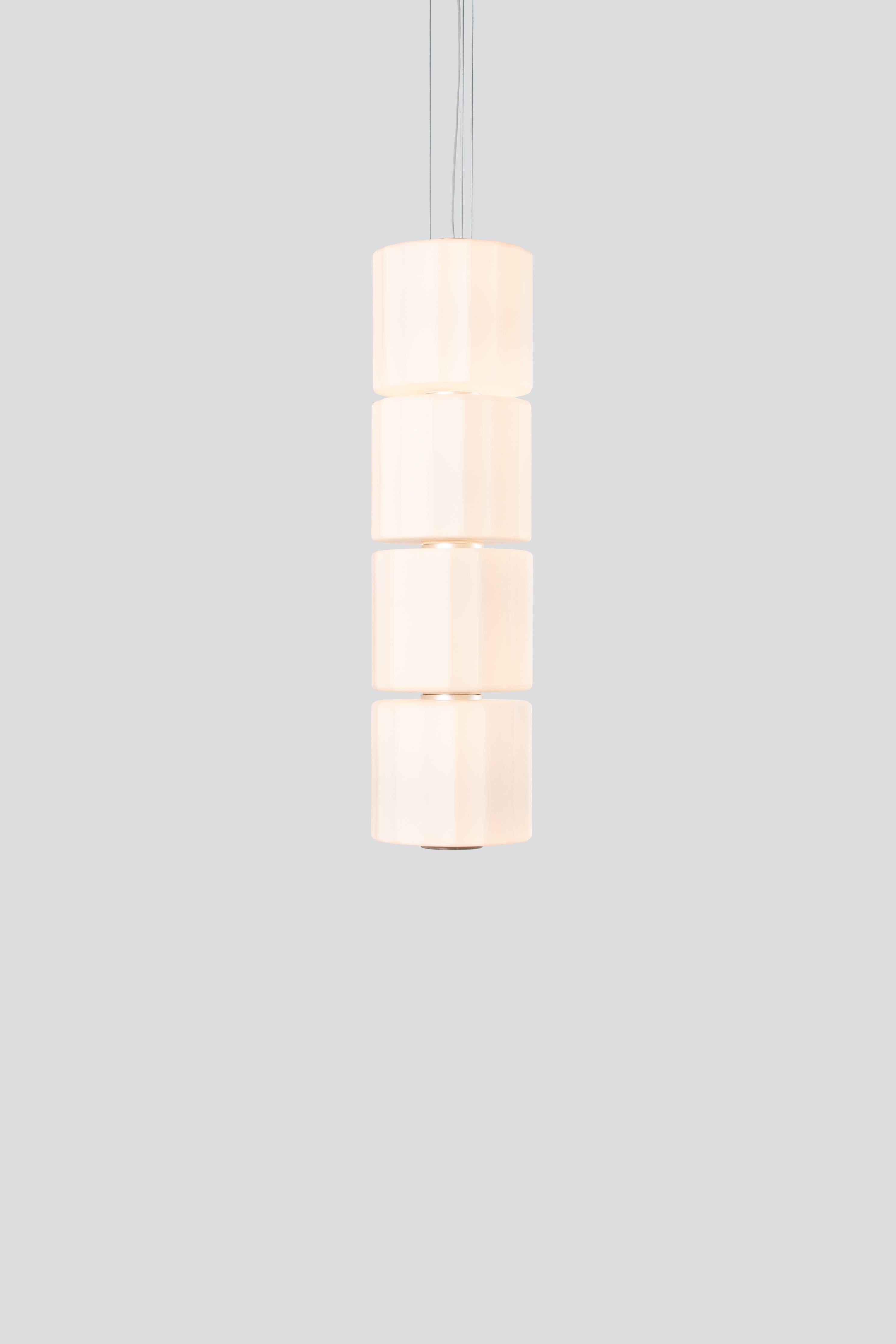 Lampada a sospensione contemporanea 'Column' 300 - 4, Verticale, Avorio
Designer: Lukas Peet

Elettrico : 
Tensione: 110-120V, 220-240V, 110-277V 
Lampada: 12W 24V DC LED 

Il modello mostrato nell'immagine principale:
- Altezza: 115 cm
- Larghezza:
