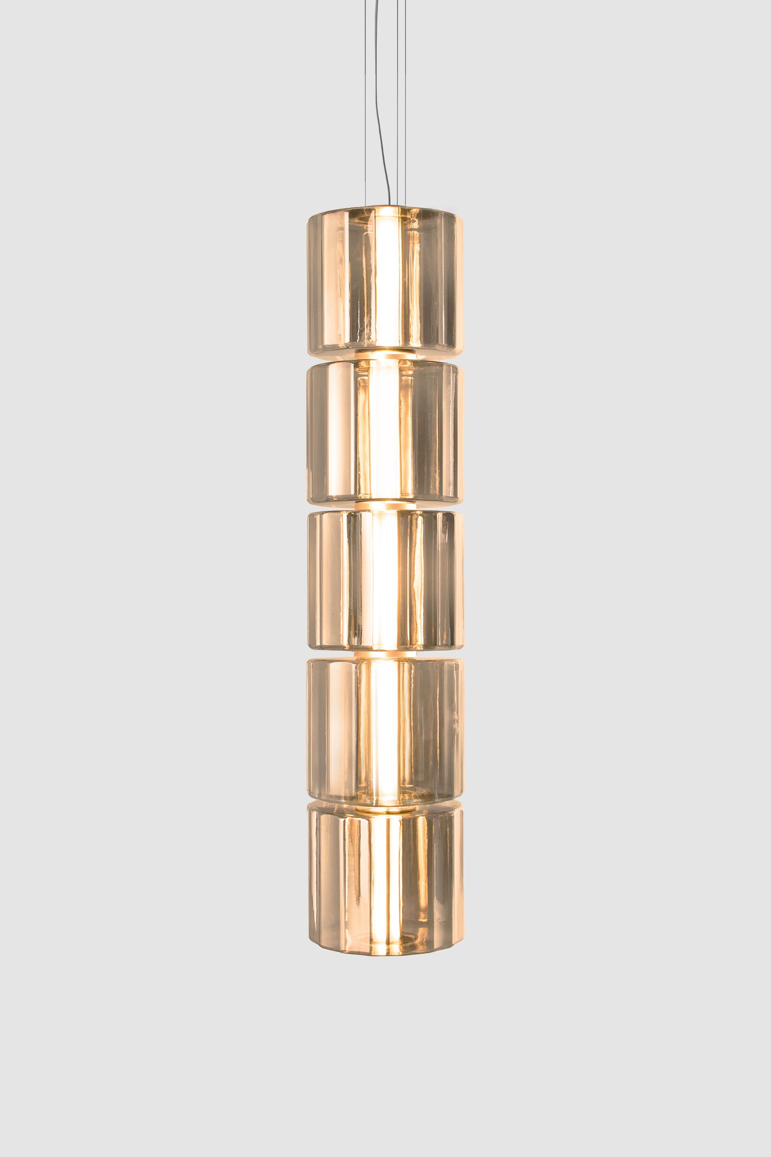 Lampada a sospensione contemporanea 'Column' 300 - 5, Verticale, Ambra
Designer: Lukas Peet

Elettrico : 
Tensione: 110-120V, 220-240V, 110-277V 
Lampada: 12W 24V DC LED 

Il modello mostrato nell'immagine principale:
- Altezza: 143,5 cm
-