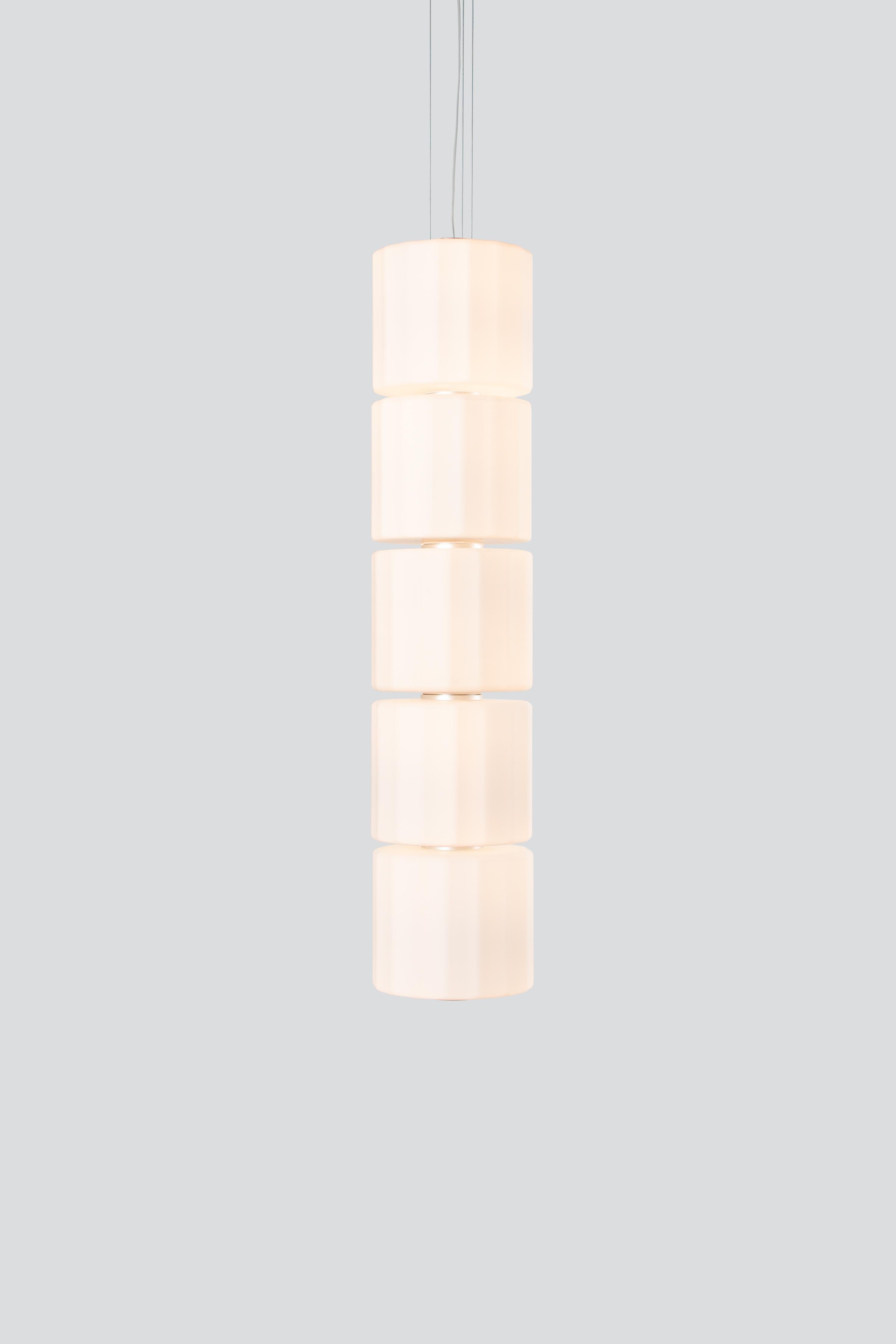 Lampada a sospensione contemporanea 'Column' 300 - 5, verticale, avorio
Designer: Lukas Peet

Elettrico : 
Tensione: 110-120V, 220-240V, 110-277V 
Lampada: 12W 24V DC LED 

Il modello mostrato nell'immagine principale:
- Altezza: 143,5 cm
-
