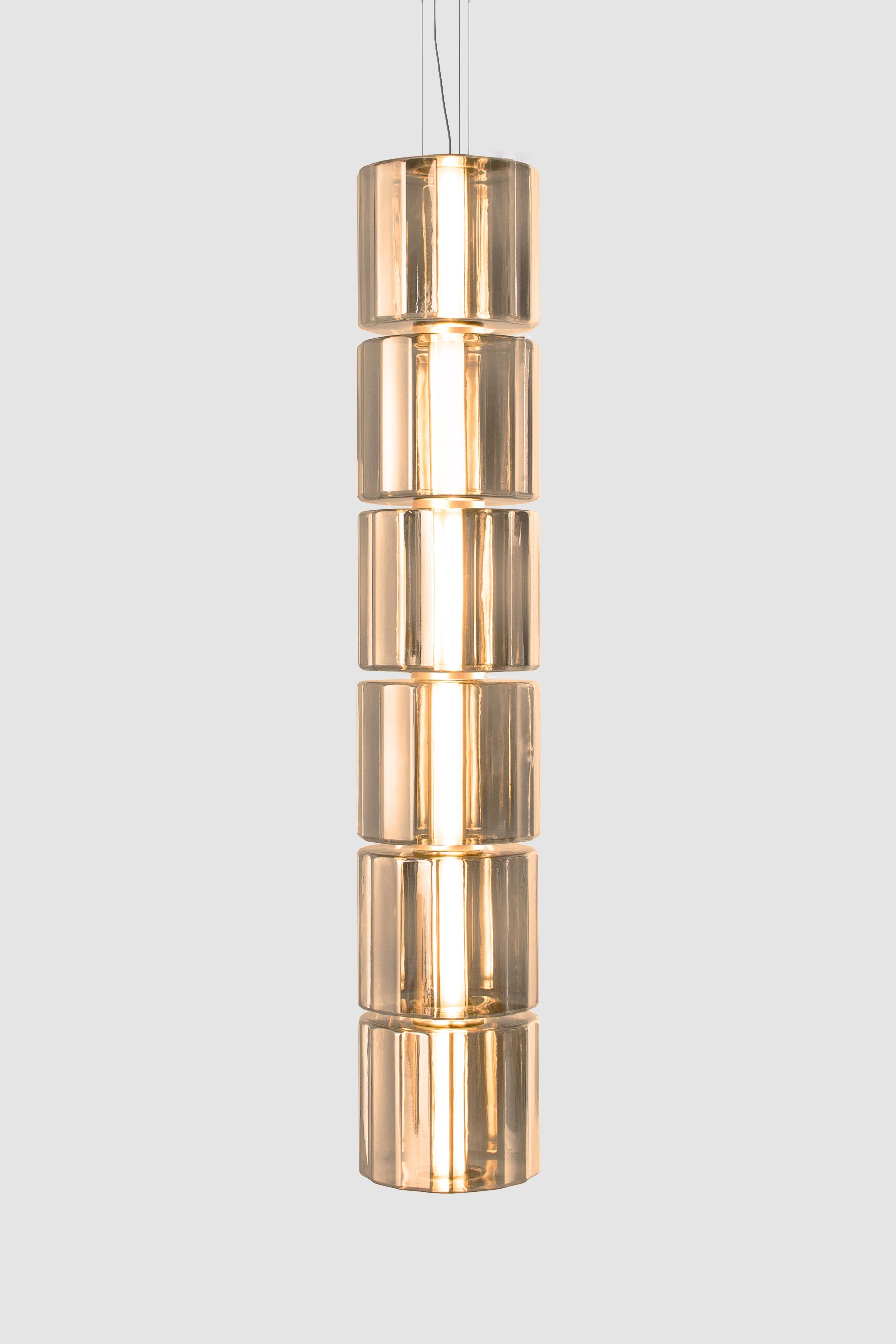 Lampada a sospensione contemporanea 'Column' 300 - 6, verticale, ambra
Designer: Lukas Peet

Elettrico : 
Tensione: 110-120V, 220-240V, 110-277V 
Lampada: 12W 24V DC LED 

Il modello mostrato nell'immagine principale:
- Altezza: 172 cm
- Larghezza: