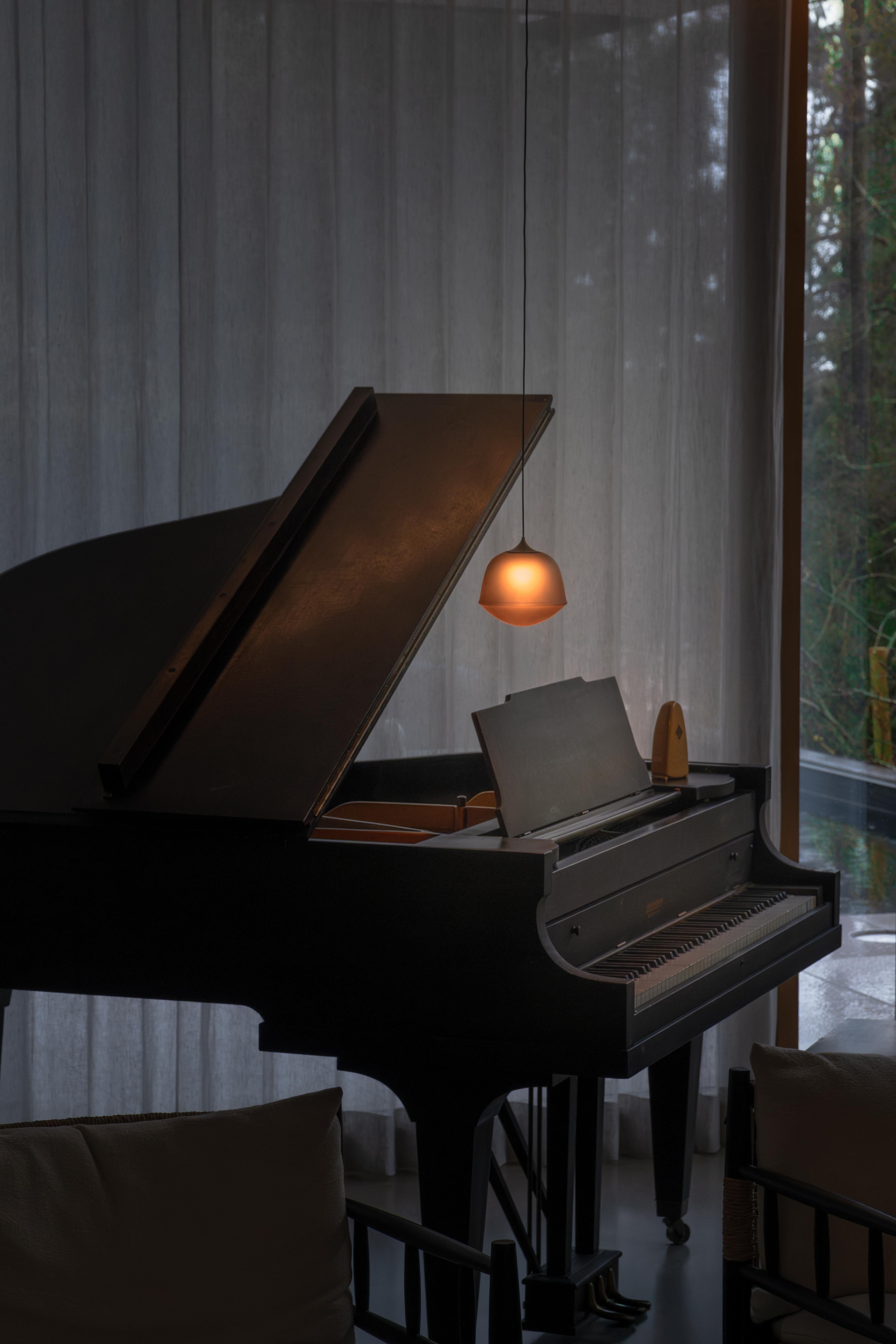 Lampada a sospensione contemporanea 'Contour' 300, Pearl by AND in vendita 8