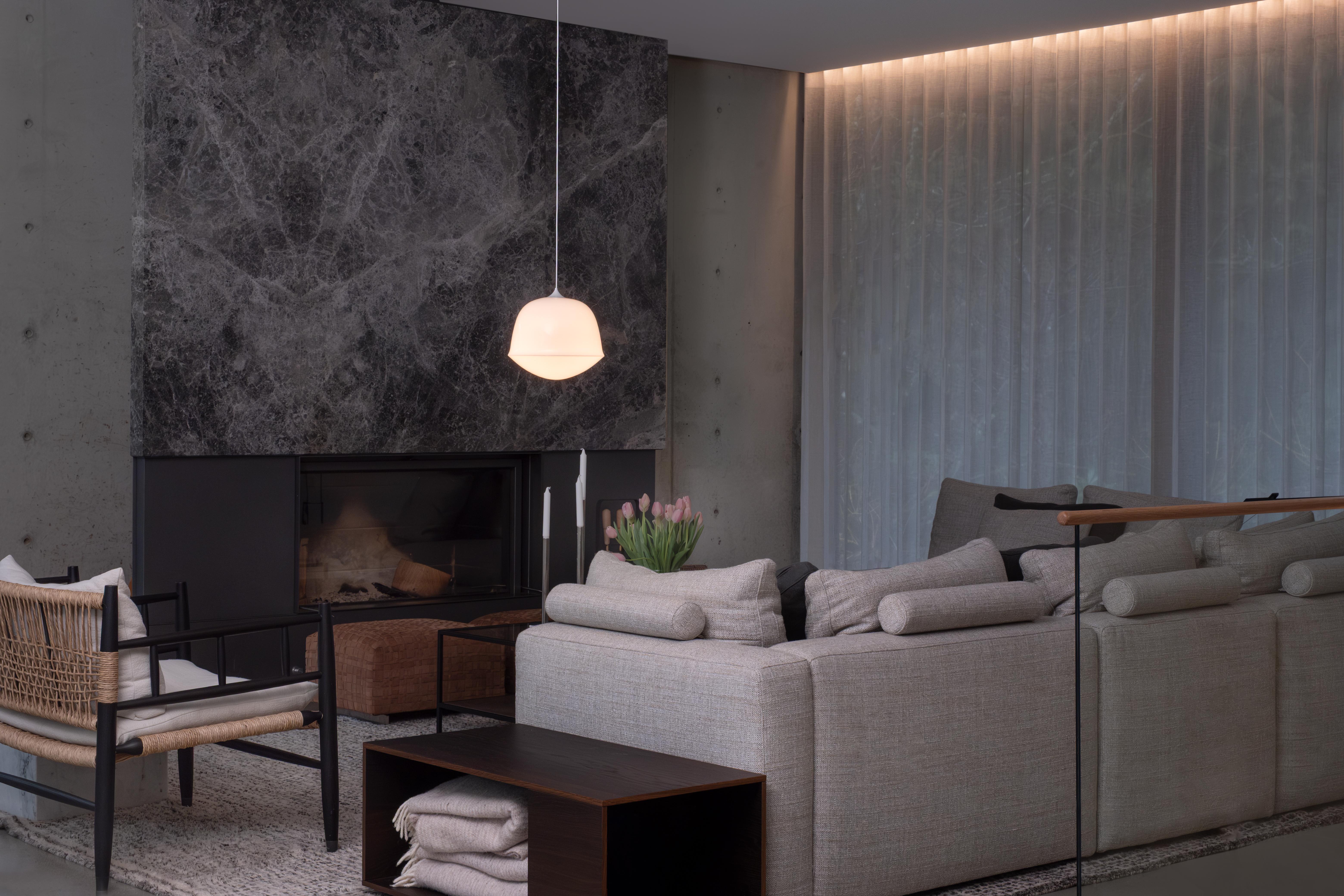 Organico moderno Lampada a sospensione contemporanea 'Contour' 300, Pearl by AND in vendita