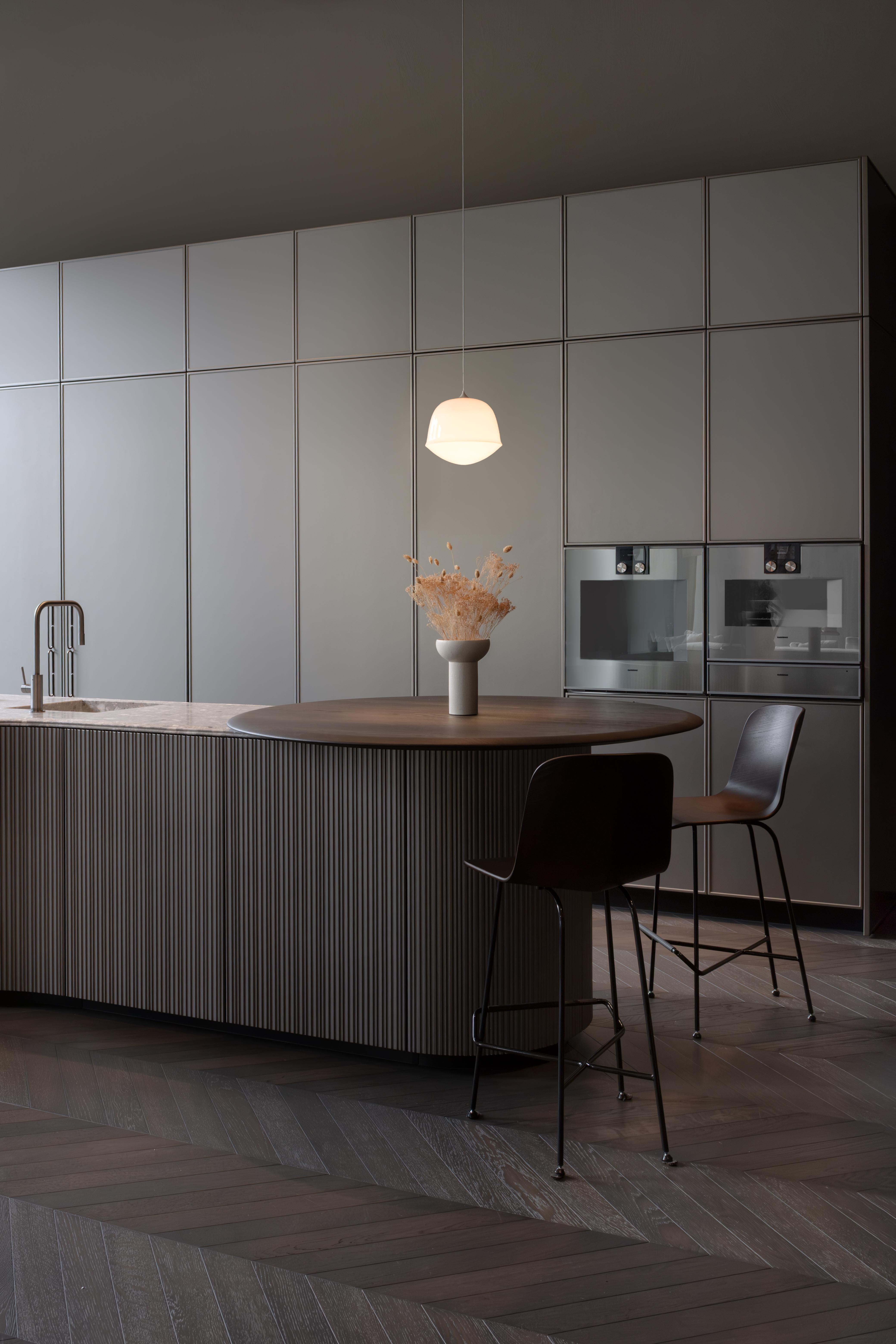 Lampada a sospensione contemporanea 'Contour' 300, Pearl by AND in vendita 1