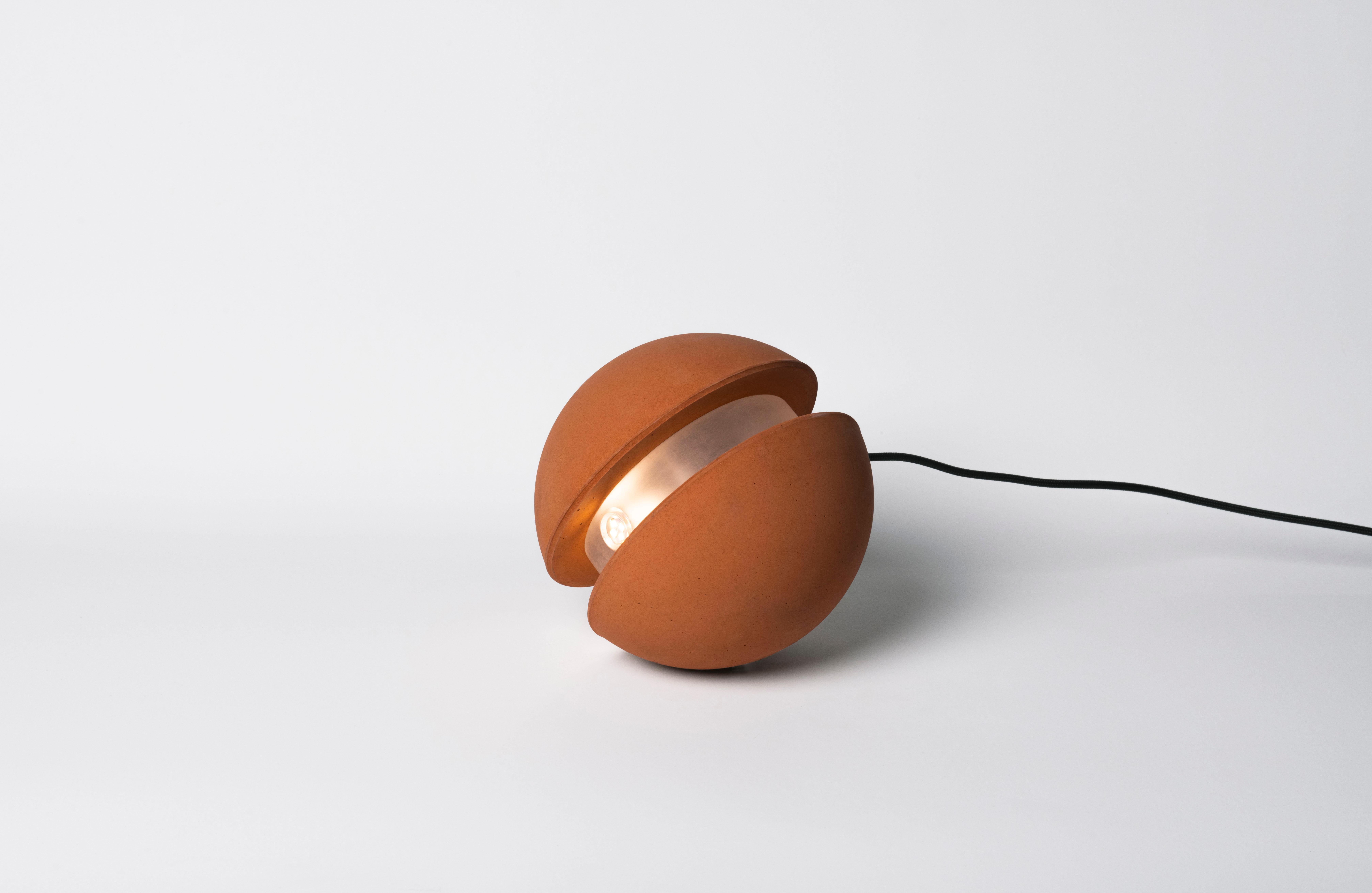 Terre cuite Lampe à suspension contemporaine 'E-MARS' en terre cuite, moyene, marron en vente