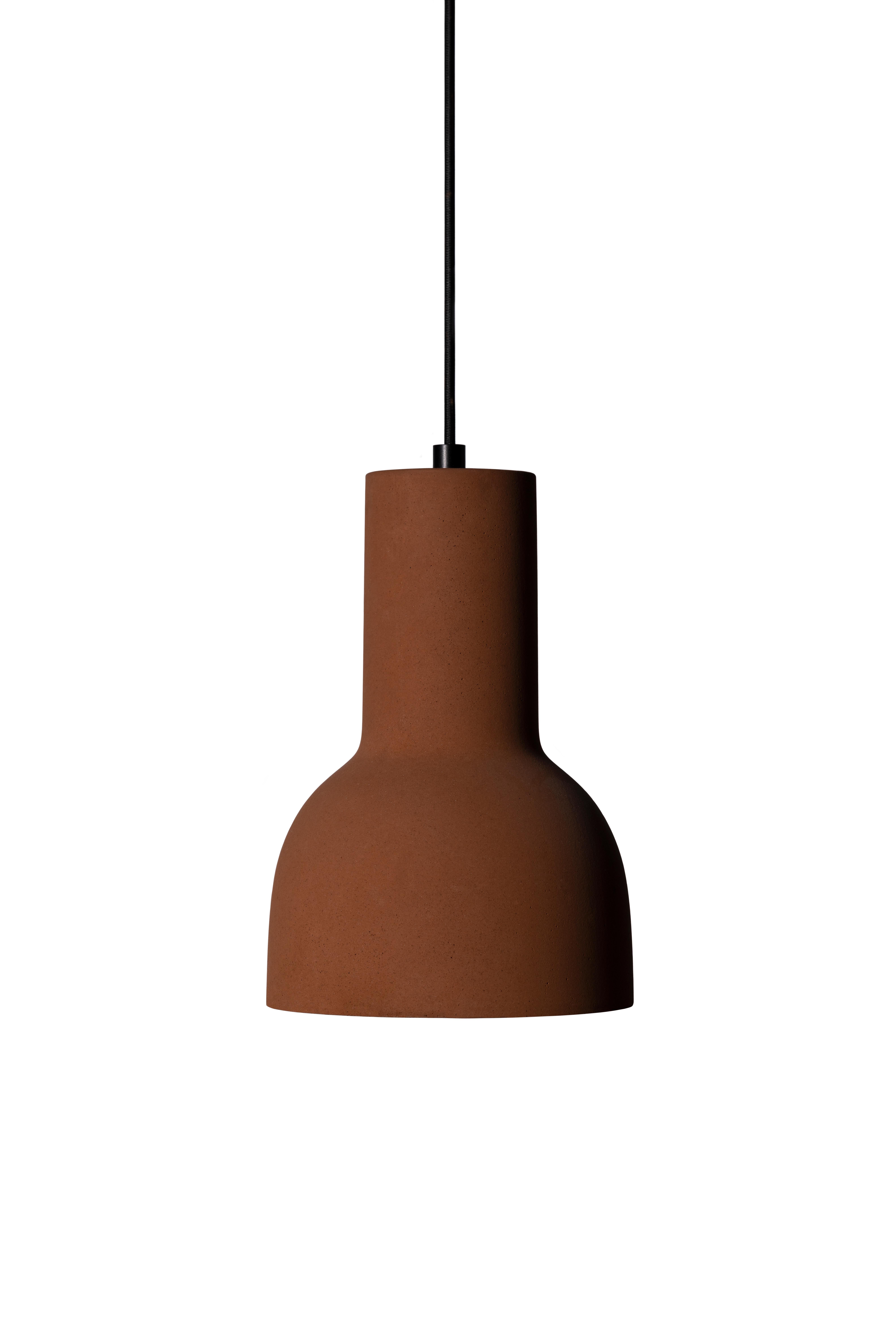 Industriel Lampe à suspension contemporaine Echo en terre cuite, marron en vente