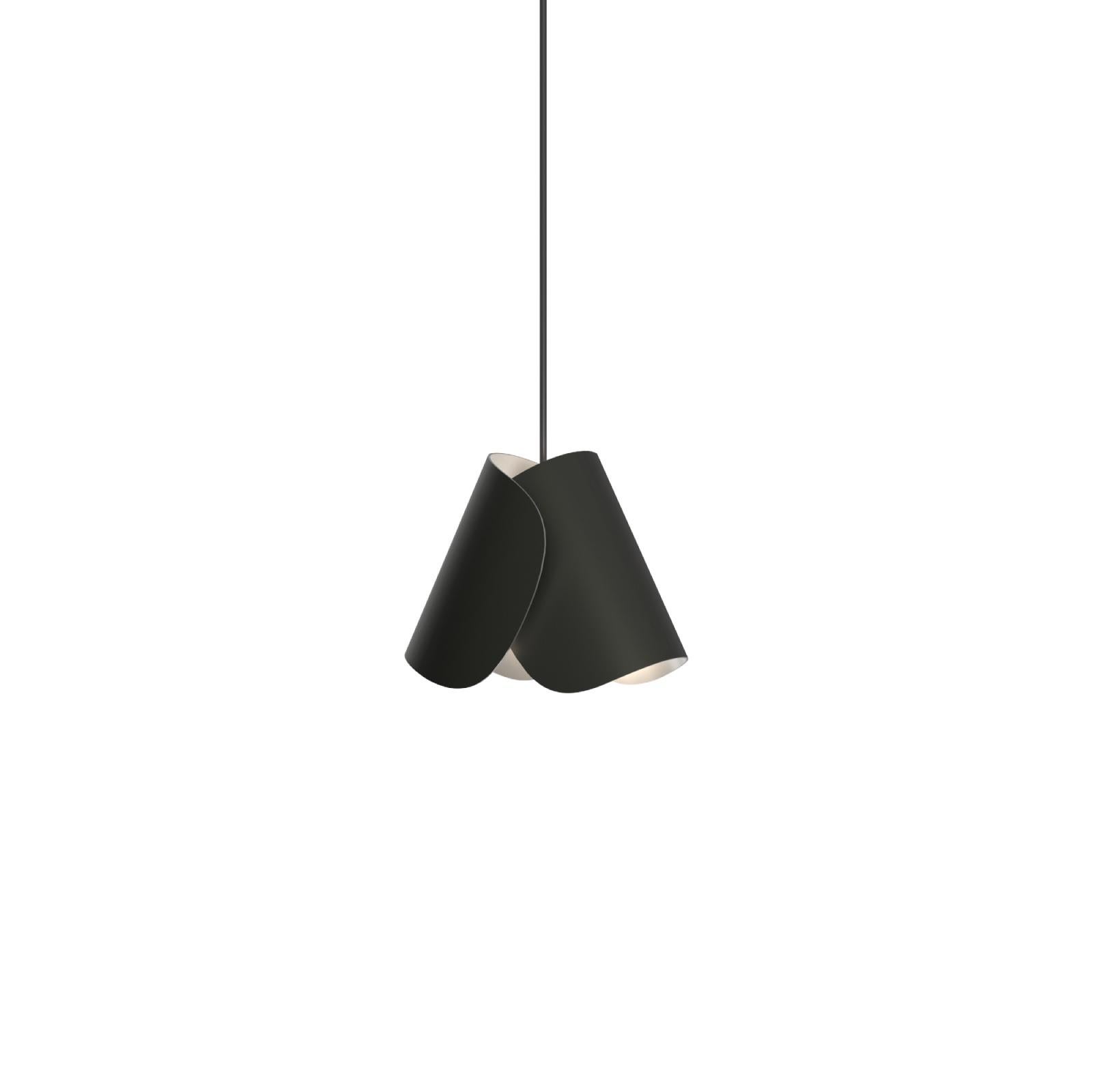 Lampada a sospensione Flip di Sebastian Herkner x Ago Lighting
Lampada a sospensione Charcoal

Materiali: Alluminio e pelle vegana
Sorgente luminosa: E14
Watt. Max 20 W 
Lunghezza del cavo: 3M 

Colori disponibili:
Carbone, cioccolato, verde