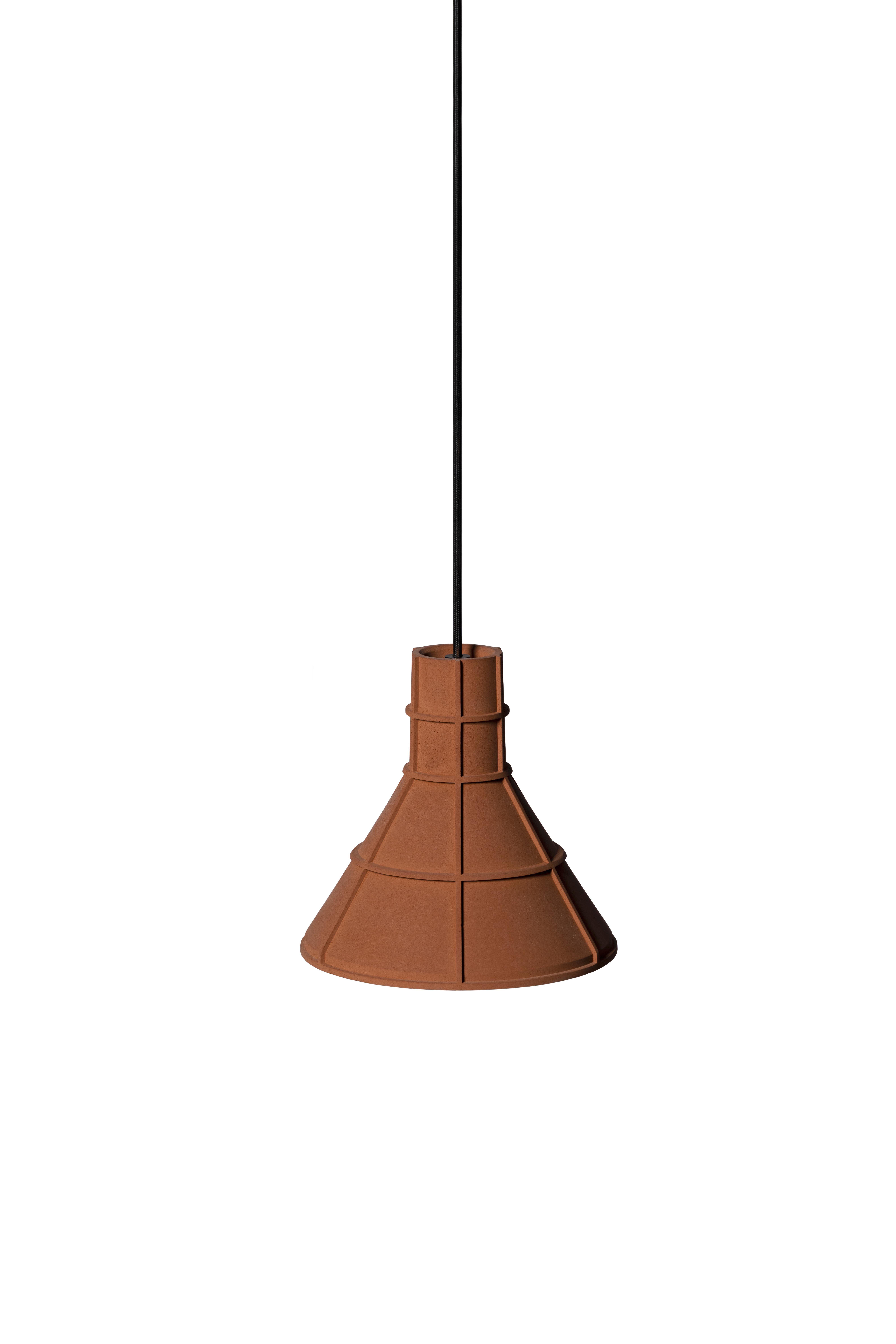 XXIe siècle et contemporain Lampe à suspension contemporaine « M » en terre cuite, marron en vente