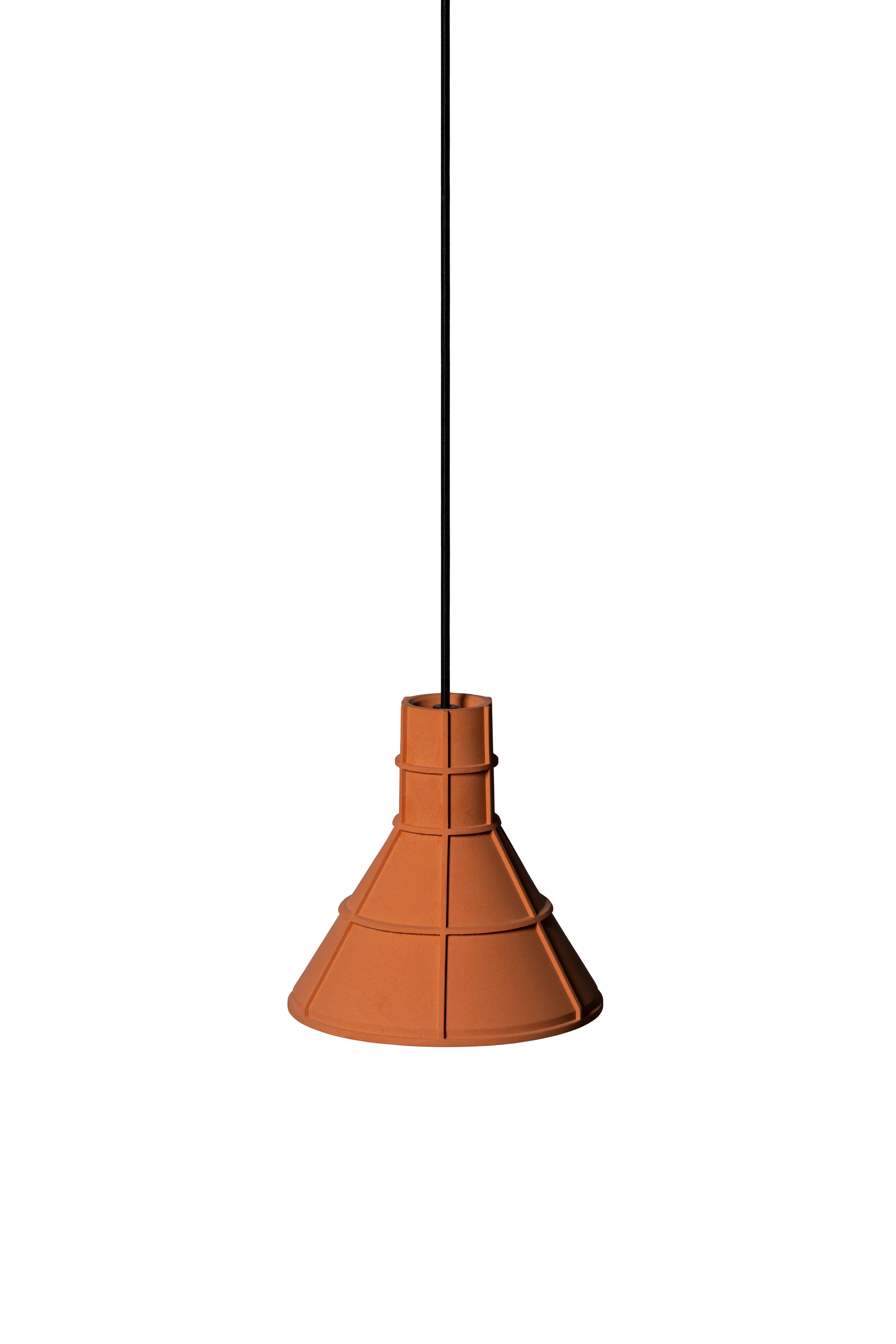 Terre cuite Lampe à suspension contemporaine « M » en terre cuite, marron en vente