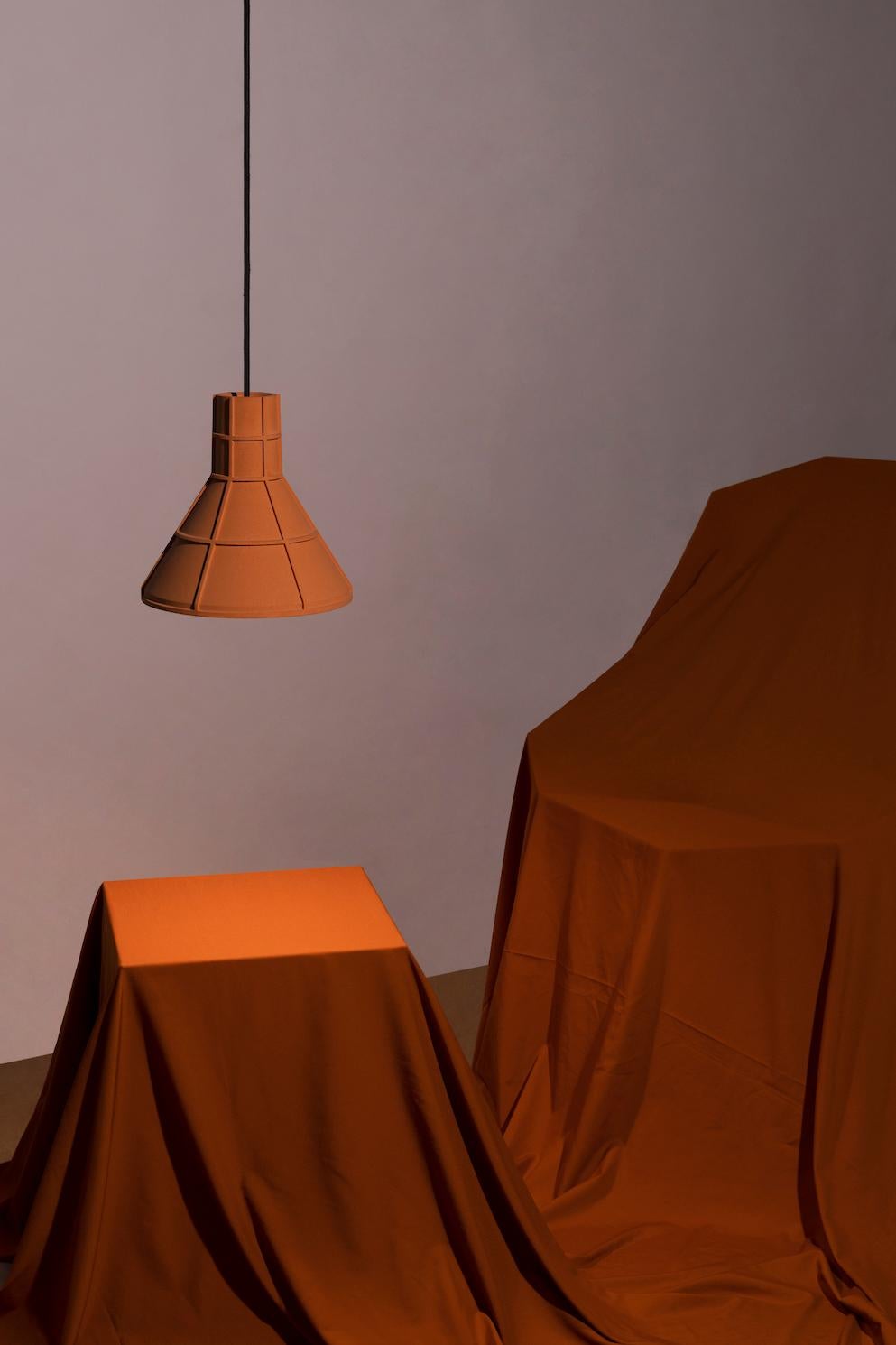 Lampe à suspension contemporaine « M » en terre cuite, orange en vente 3