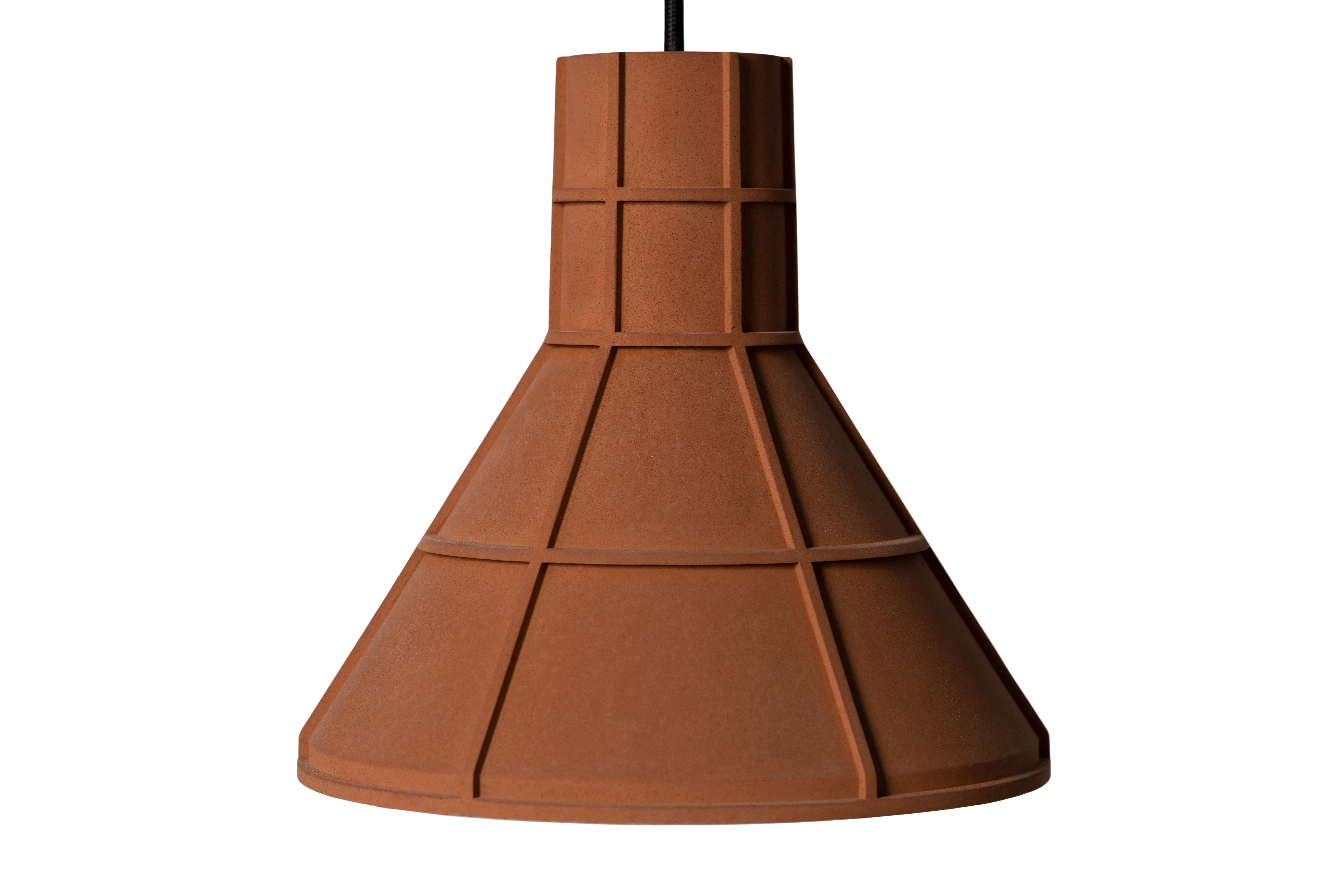 Terre cuite Lampe à suspension contemporaine « M » en terre cuite, orange en vente