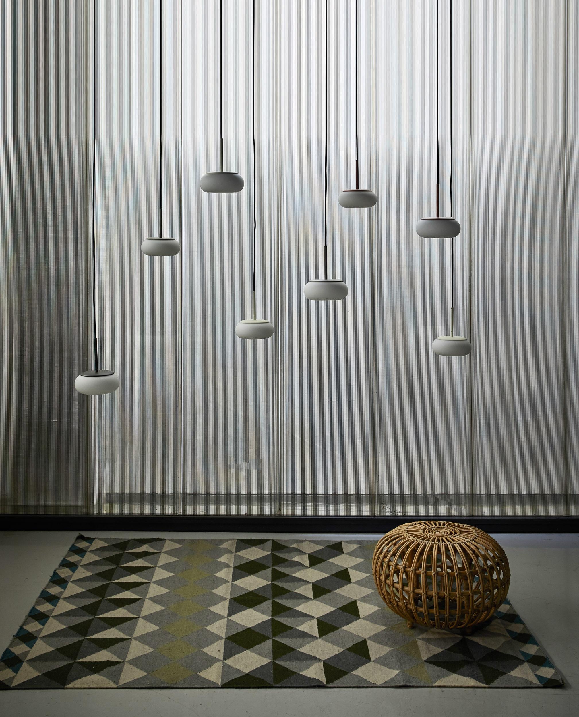 Lampe suspendue contemporaine 'Mozzi' par AGO 'Small - Egg white' (petit - blanc d'œuf) en vente 2