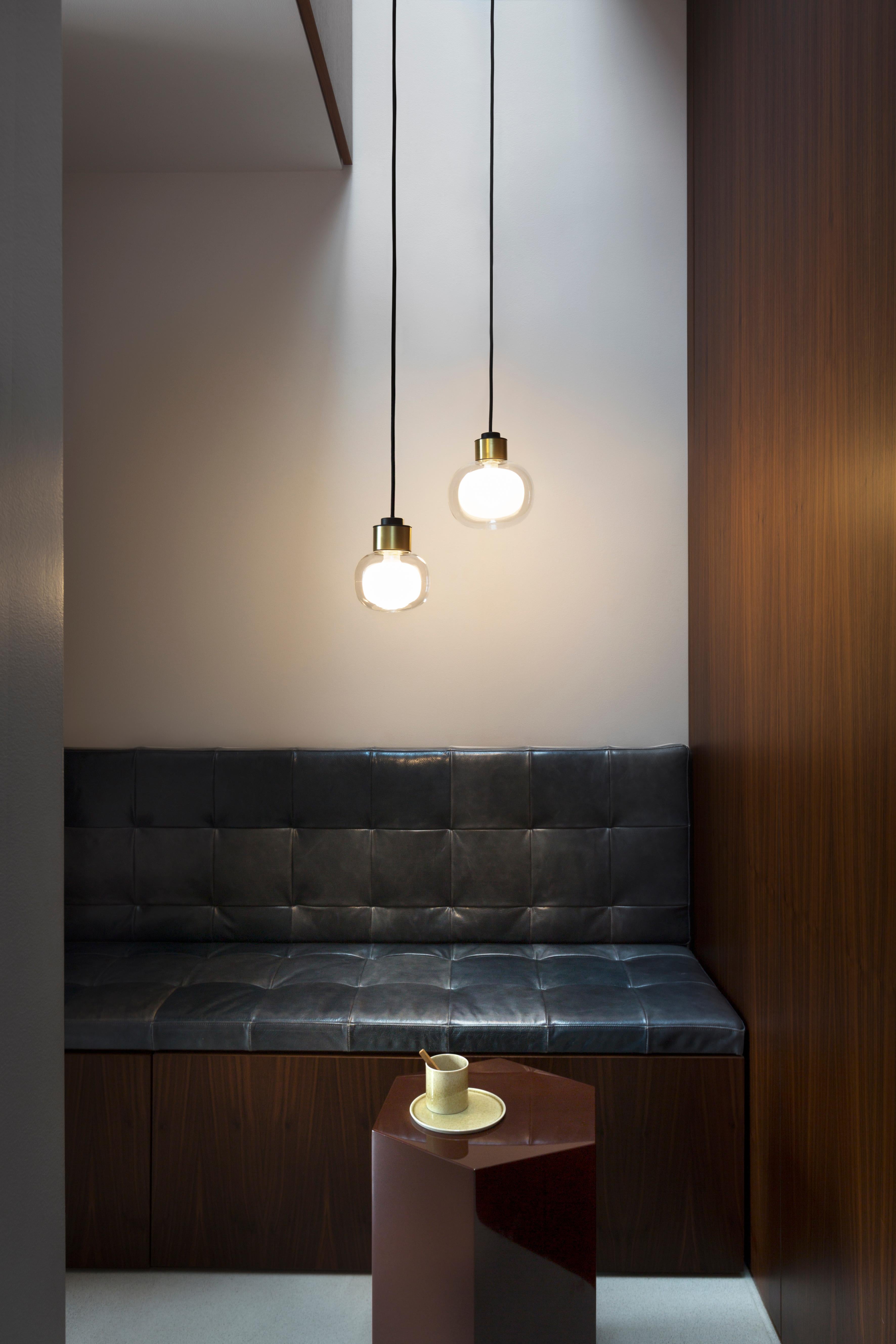Organique Lampe à suspension contemporaine 'Nabila 552.21' par Tooy, chrome noir, verre fumé en vente