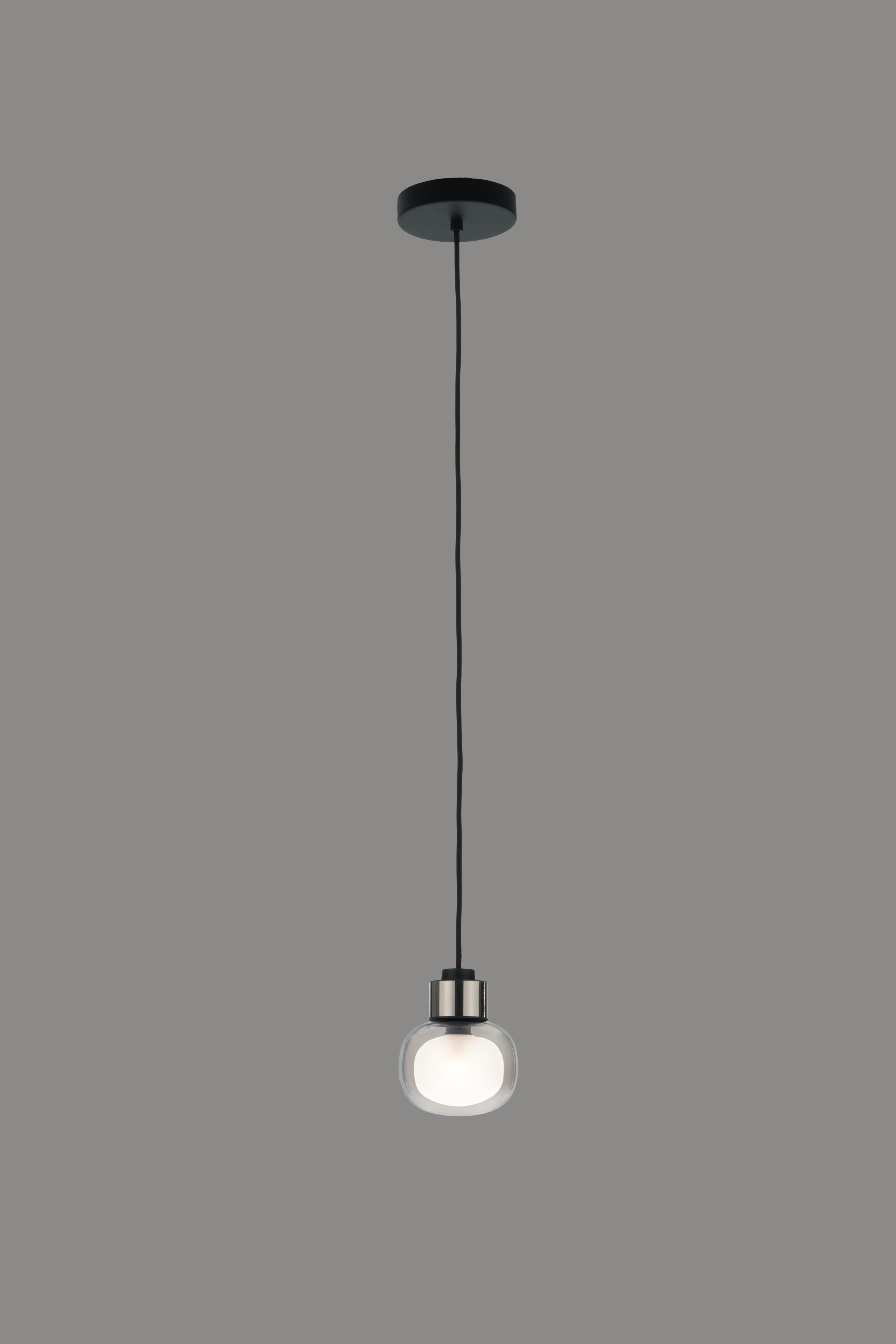 XXIe siècle et contemporain Lampe à suspension contemporaine 'Nabila 552.21' par Tooy, chrome noir, verre fumé en vente