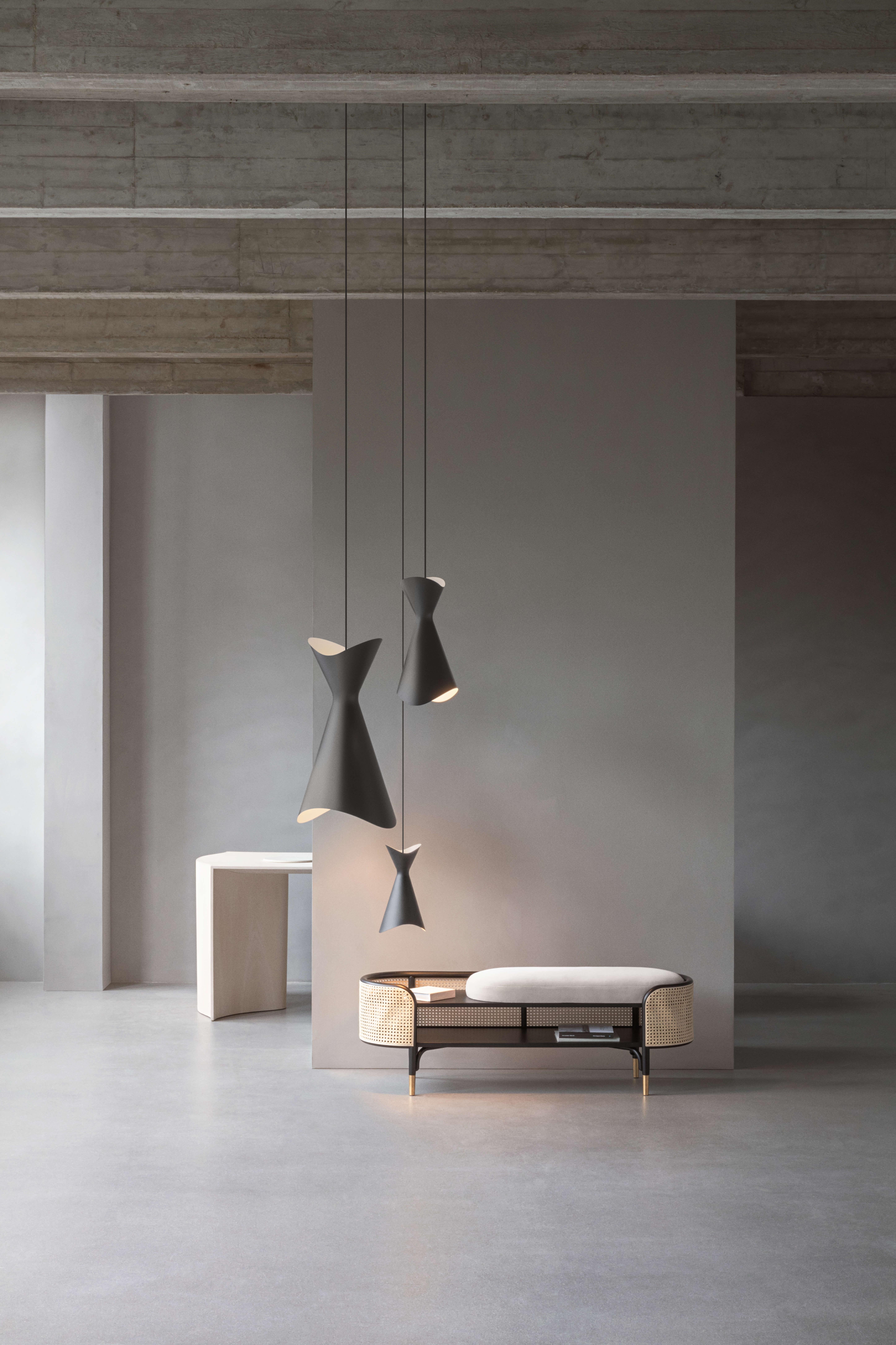Ninotchka, lampada a sospensione nera di Bent Karlby
Editore: LYFA

Dimensioni: H. H. 35  x  W 19,5  x  D 17 cm
Materiali : Acciaio

Cavo tessile di 3 m nero o bianco, a seconda del colore del paralume

Sorgente luminosa (non inclusa)
Presa di