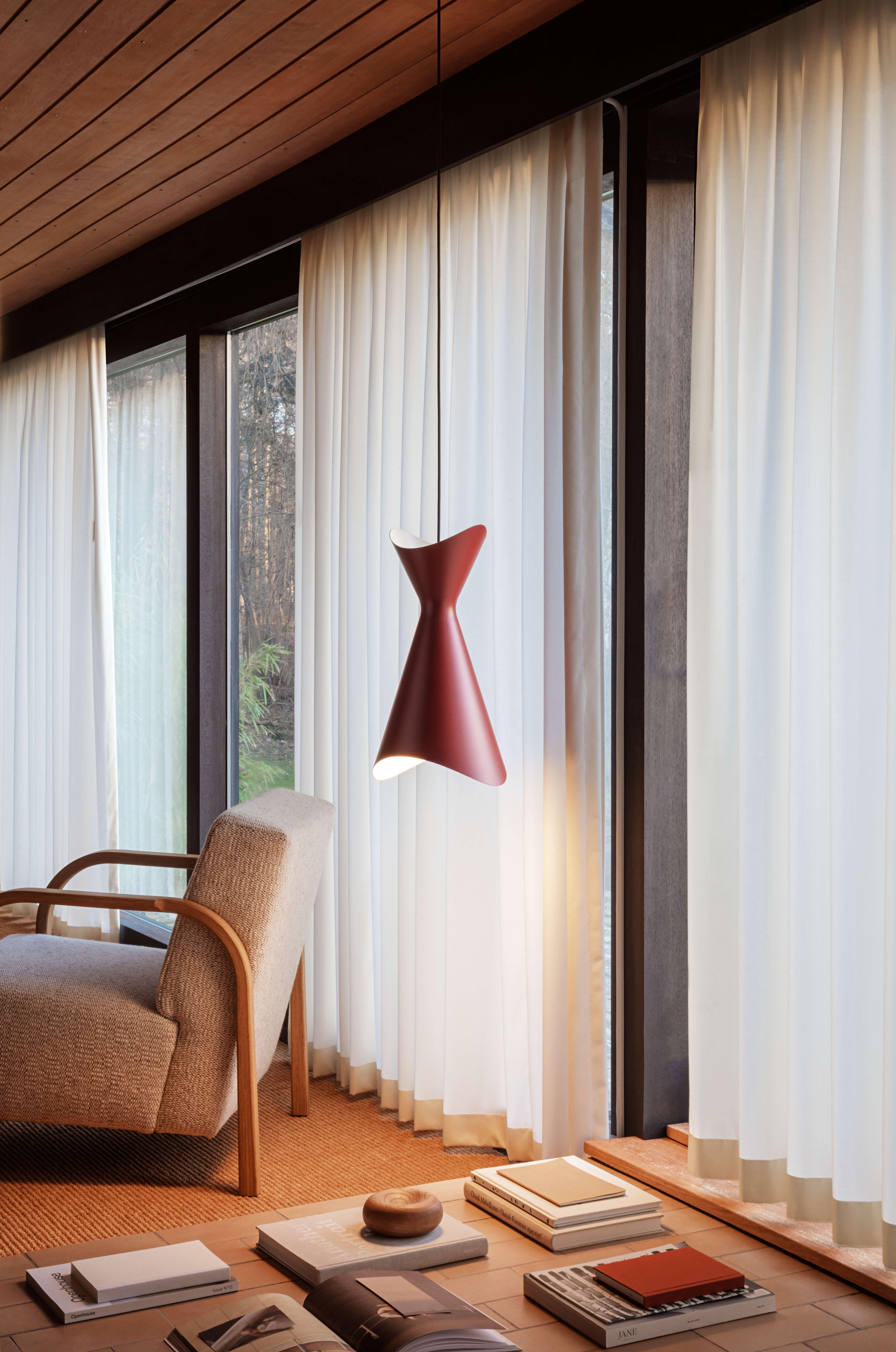 Ninotchka, red pendant lamp by Bent Karlby
Editor: LYFA

Size : H 76,4 x W 42,5 x D 37 cm
Materials : Steel

3m textile cord black or white, depending lampshade color

Light source (Not included)
Socket: E27
Max wattage: 60 Watt
Energy