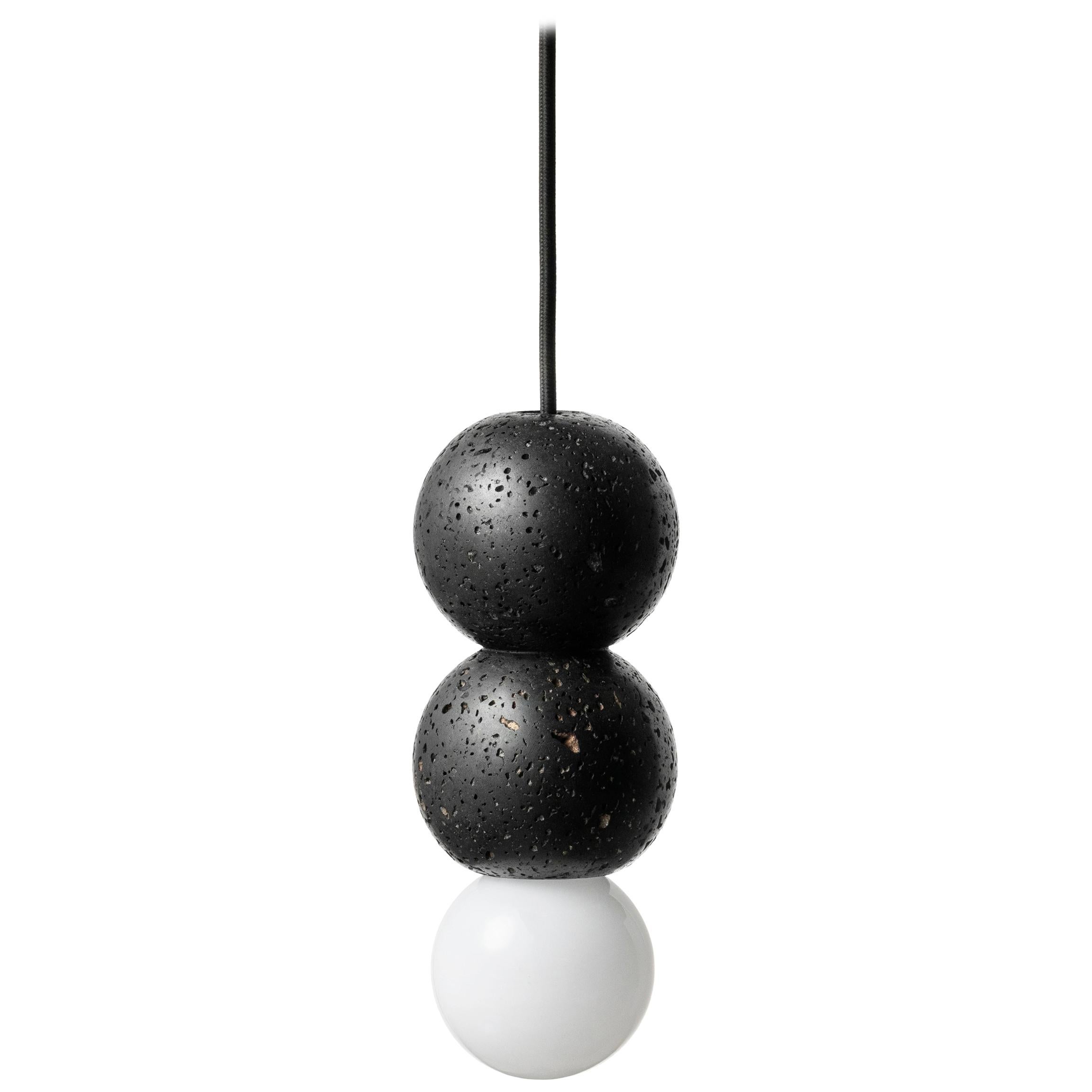 Lampe à suspension contemporaine « OOPS » en pierre de lave noire « Small » en vente