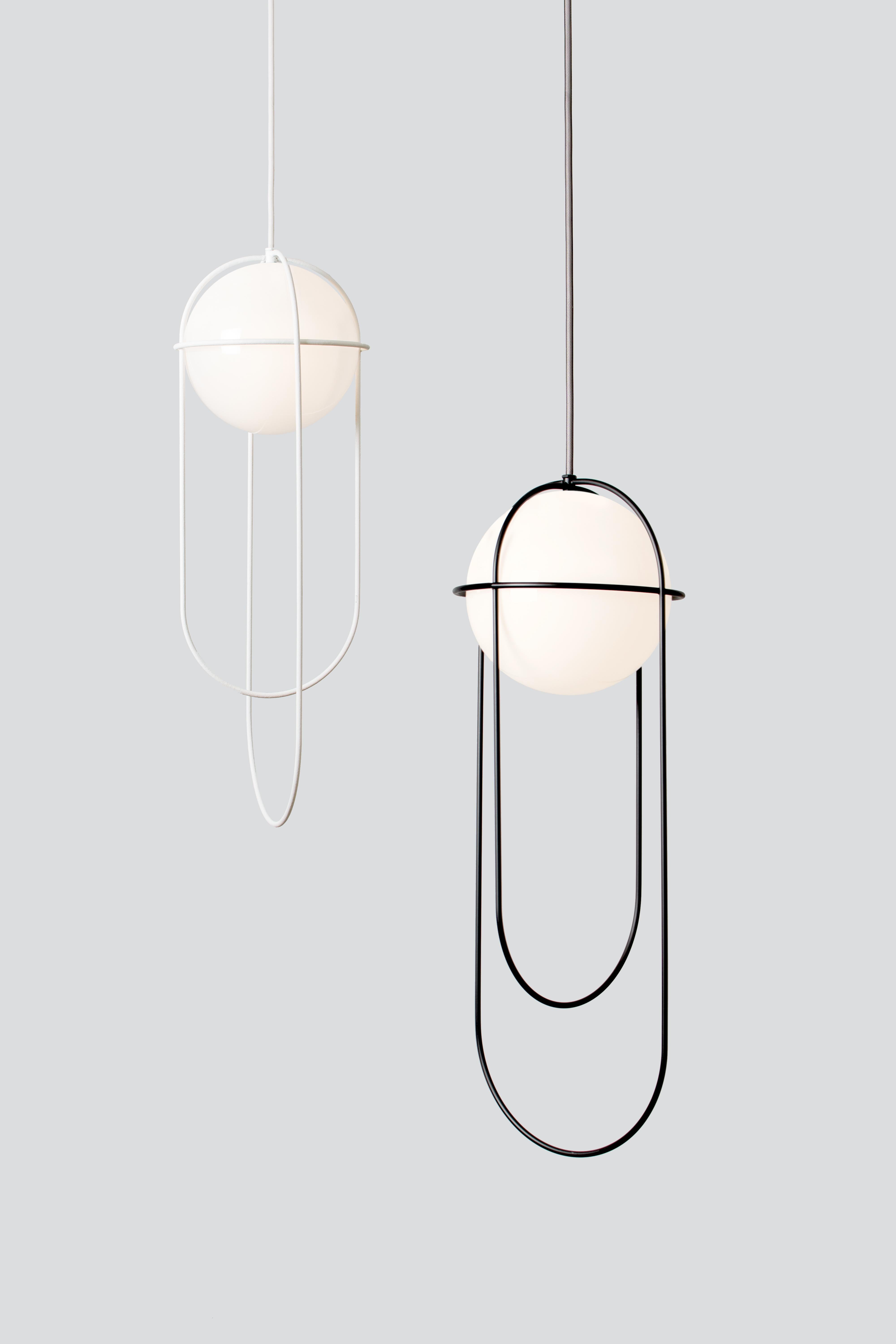 Lampe suspendue Orbit 2015
Design/One : Lukas Peet, éditeur : AND Light

MATERIALS
- Fil d'acier
- Globe en verre gravé

Dimensions
68,5 x 25cm / 27 