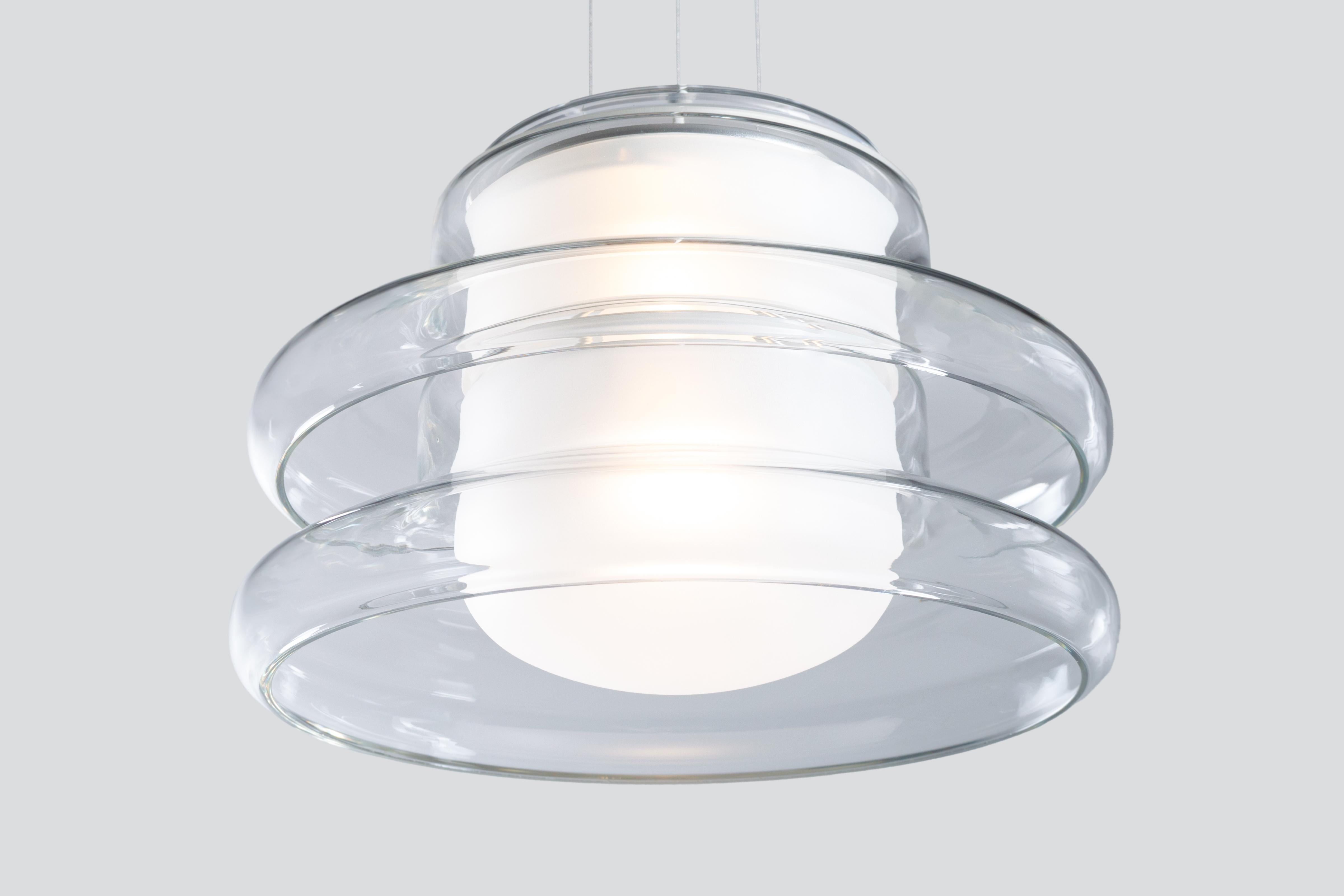 Lampada a sospensione contemporanea 'Pace 28-2', traslucida di AND
Designer: Caine Heintzman

Dimensioni: 
- Ø 28 cm x H. 17 cm
- Ø  11