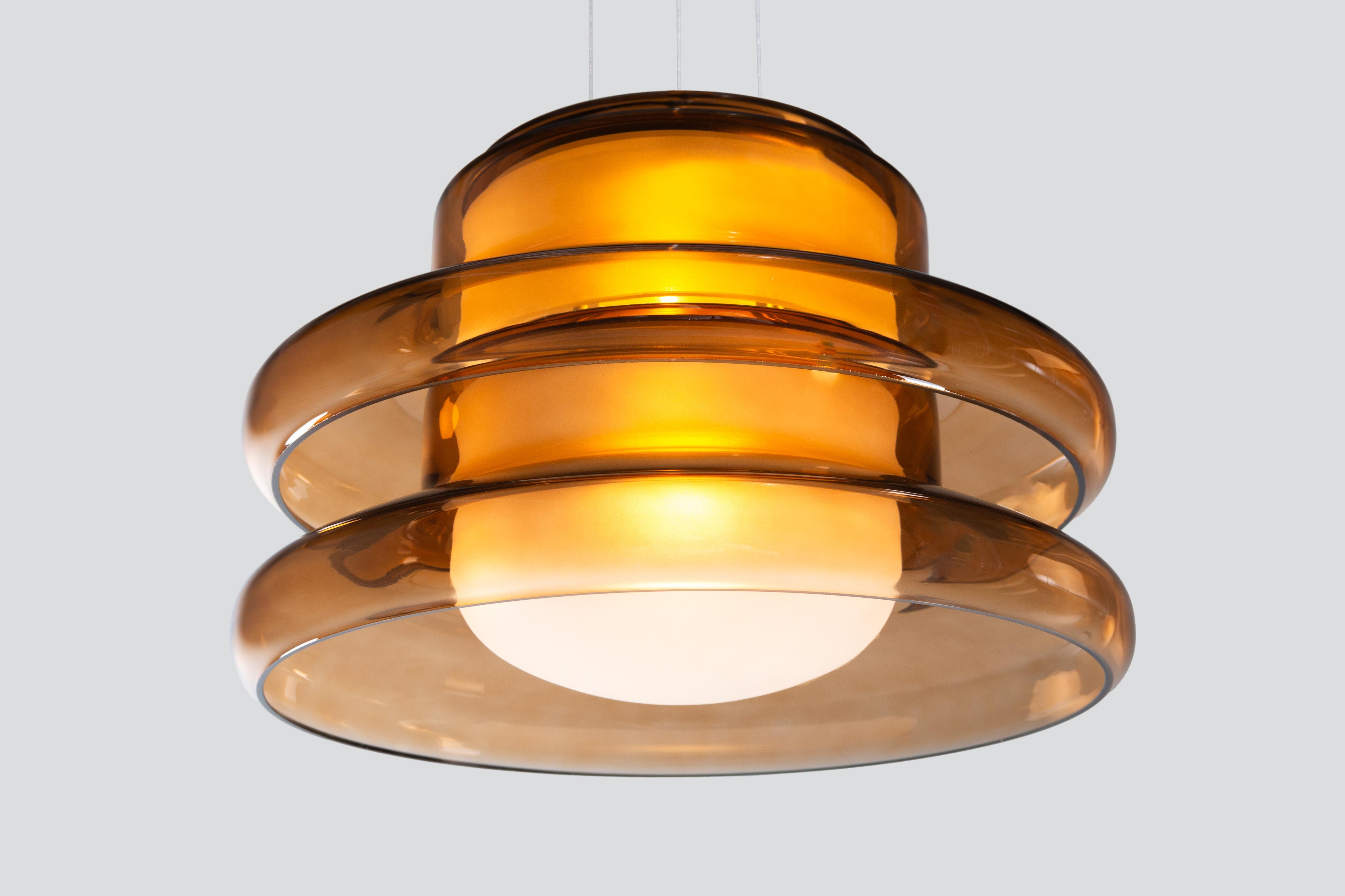 Lampada a sospensione contemporanea 'Pace 28-2', Umber di AND
Designer: Caine Heintzman

Dimensioni: 
- Ø 28 cm x H. 17 cm
- Ø 11