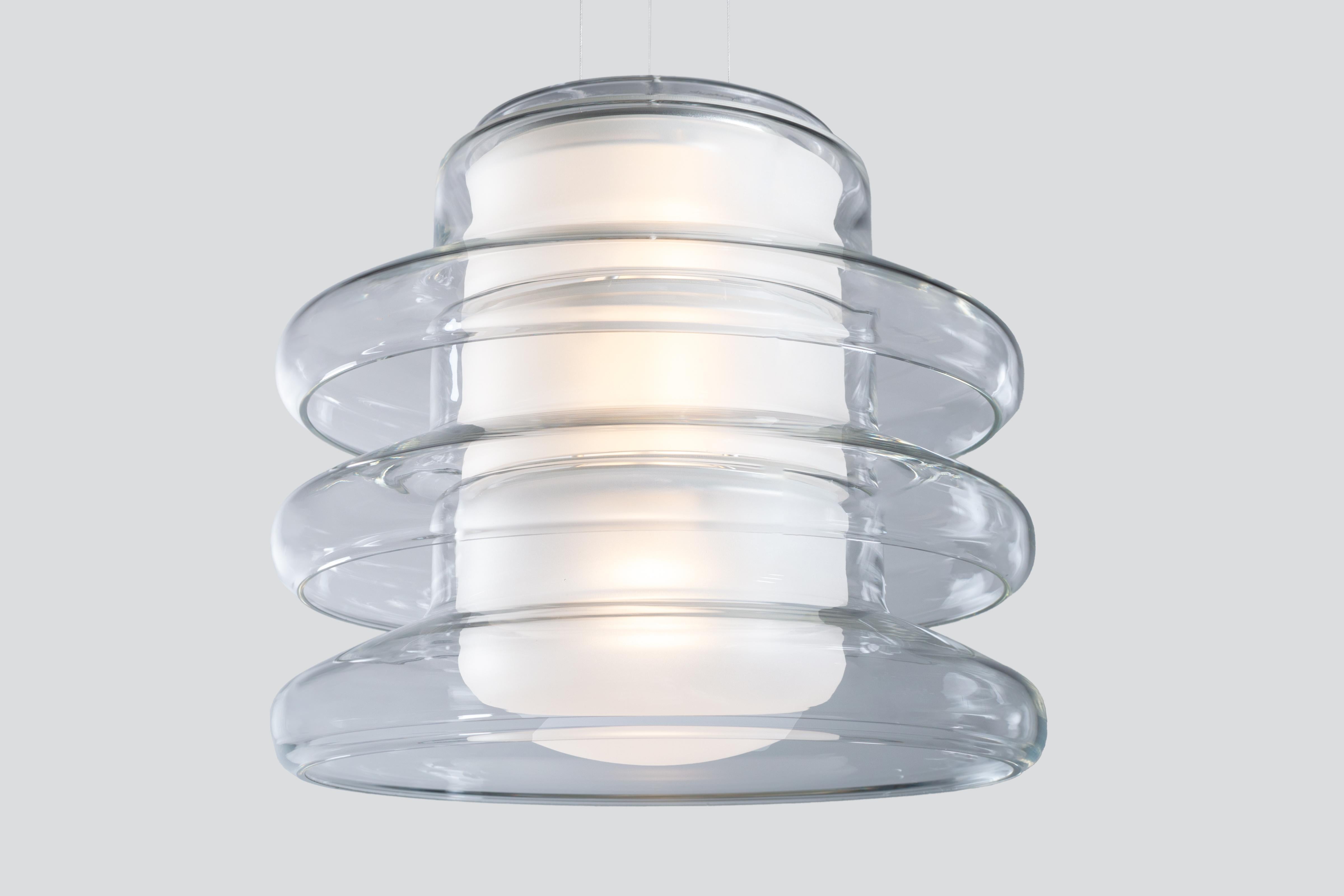 Lámpara colgante contemporánea 'Pace 28-3', translúcida by AND
Diseñadora: Caine Heintzman

Dimensiones: 
- Ø 28 cm x H. 24 cm
- Ø  11