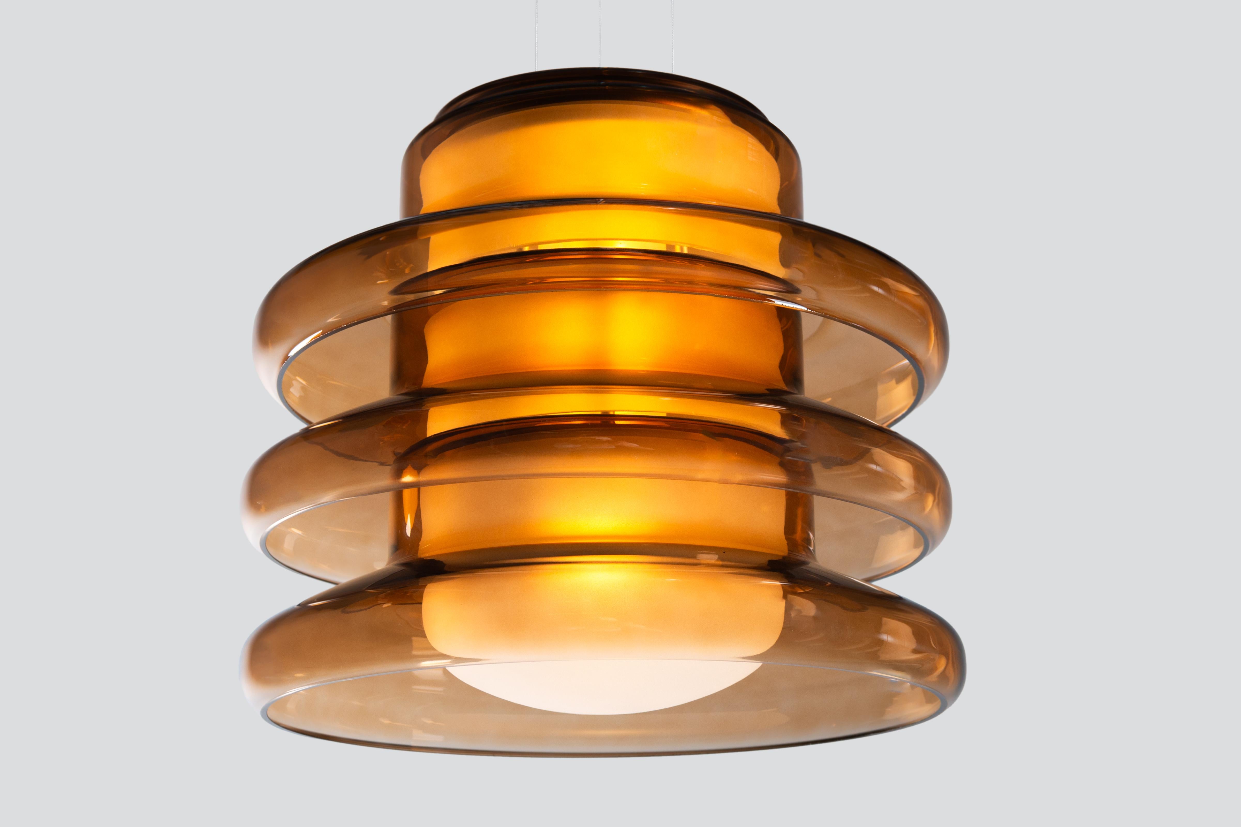 Lampada a sospensione contemporanea 'Pace 28-3', Umber di AND
Designer: Caine Heintzman

Dimensioni: 
- Ø 28 cm x H. 24 cm
- Ø 11