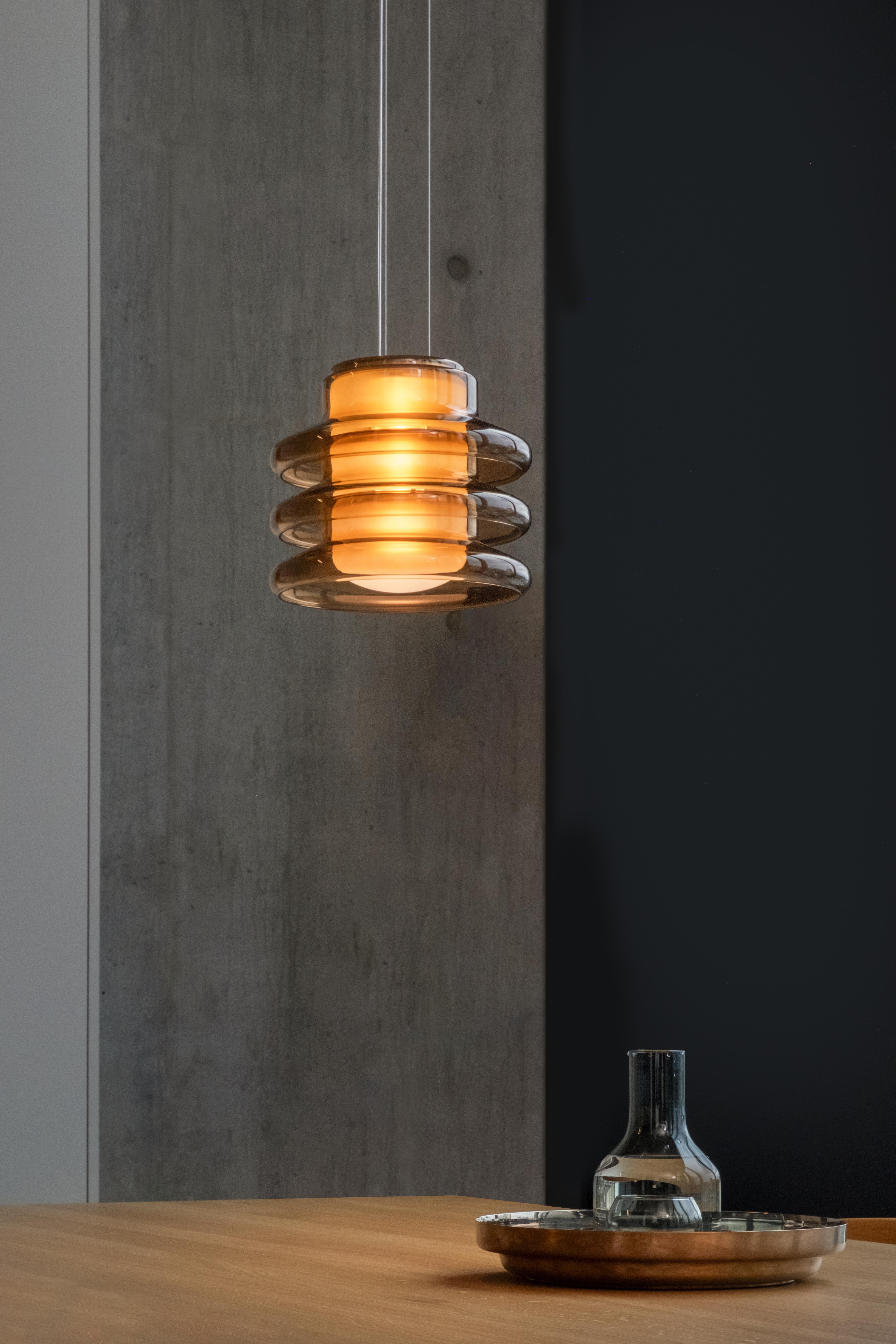 Organico moderno Lampada a sospensione contemporanea 'Pace 28-3', Umber di AND in vendita