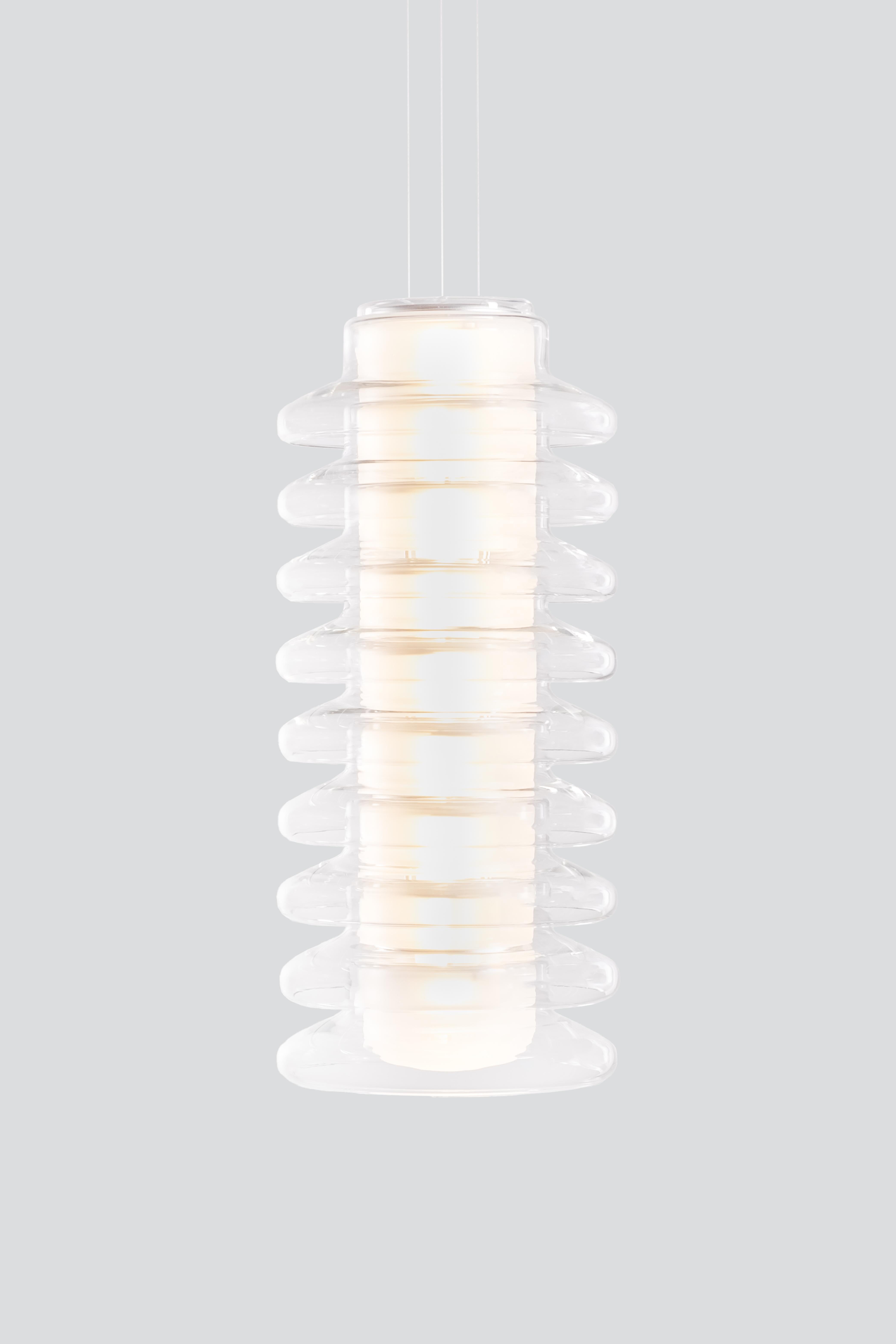 Lampada a sospensione contemporanea 'Pace 28-9', traslucida di AND
Designer: Caine Heintzman

Dimensioni: 
- Ø 28 cm x H. 61 cm
- Ø  11