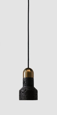 Lampada a sospensione contemporanea 'QIE' in pietra lavica nera (finitura ottone)
