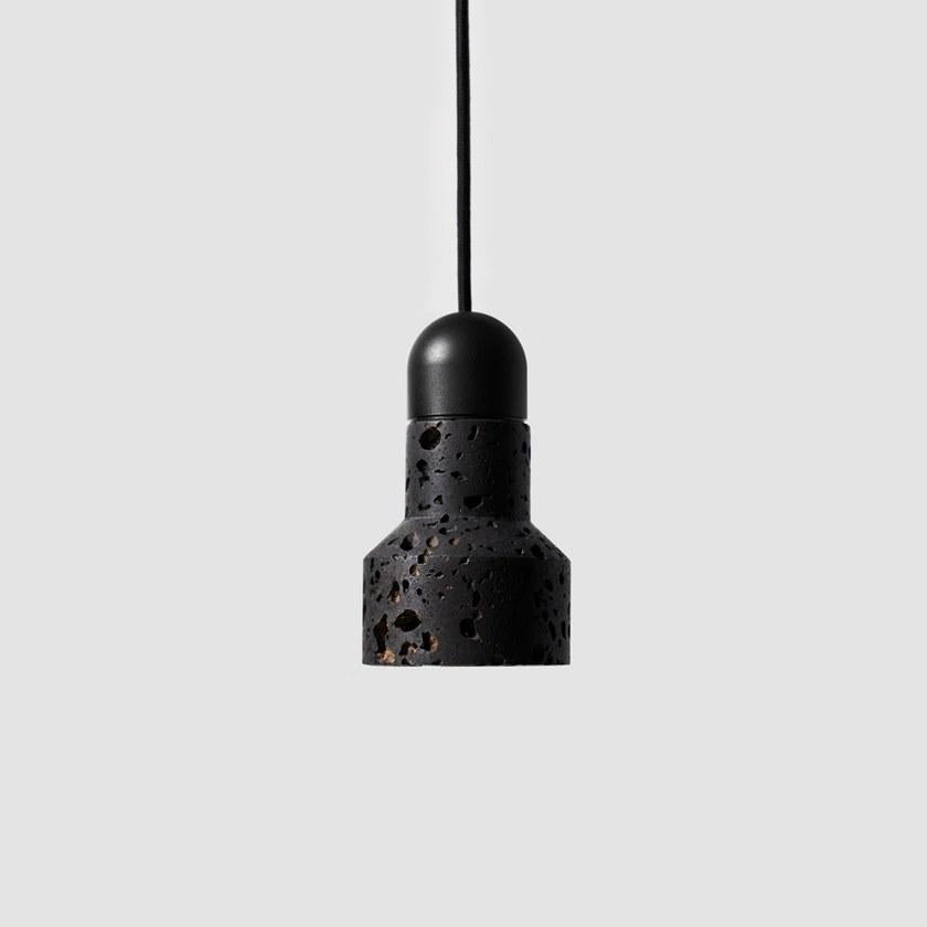 Contemporary pendant lamp 'QIE' in black lava stone (brass finish) In New Condition For Sale In Paris, FR