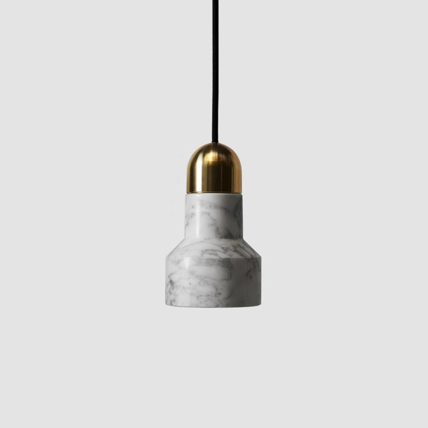 Lampada a sospensione contemporanea 'QIE' in pietra lavica nera (finitura ottone) in vendita 1