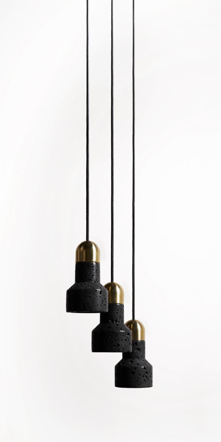 Industriel Lampe suspendue contemporaine 'QIE' en pierre de lave noire 'Total Black'. en vente