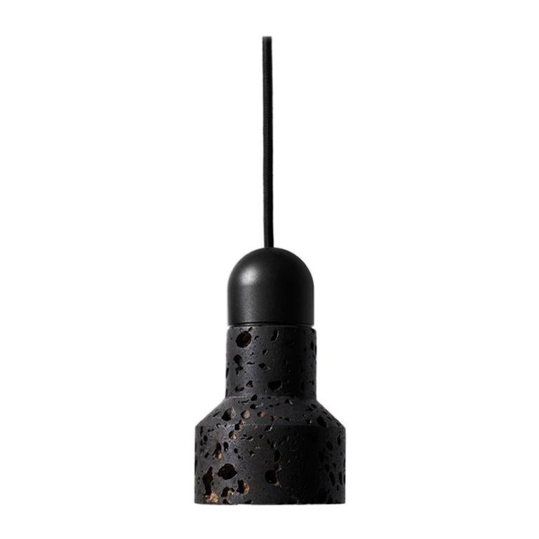 Lampe suspendue contemporaine 'QIE' en pierre de lave noire 'Total Black'.