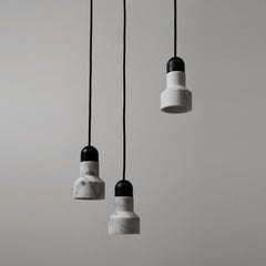 Lampe suspendue contemporaine 'QIE' en marbre blanc 'Alu Finish'.