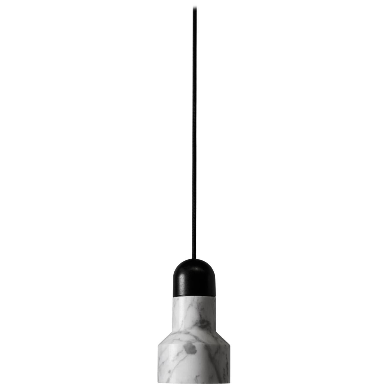 Lampe suspendue contemporaine 'QIE' en marbre blanc 'Alu Finish'. en vente